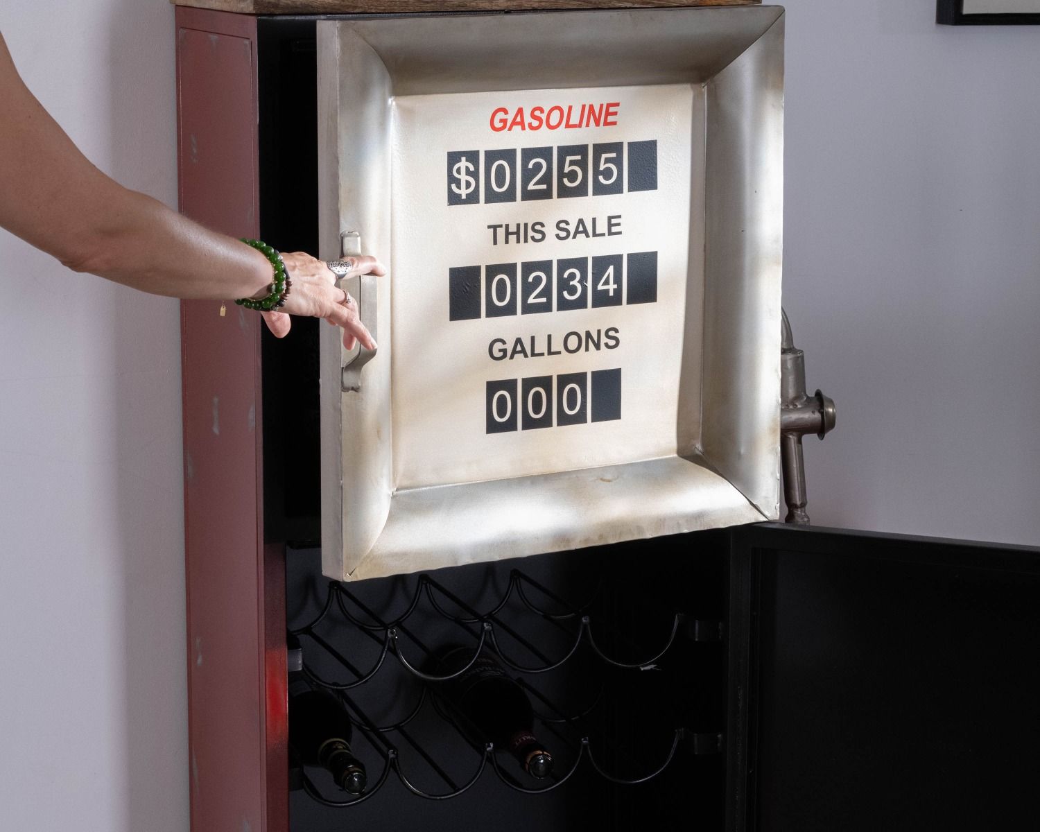 Arredo bar "pazzo" nello spirito della pompa di benzina in metallo di recupero della Route 66