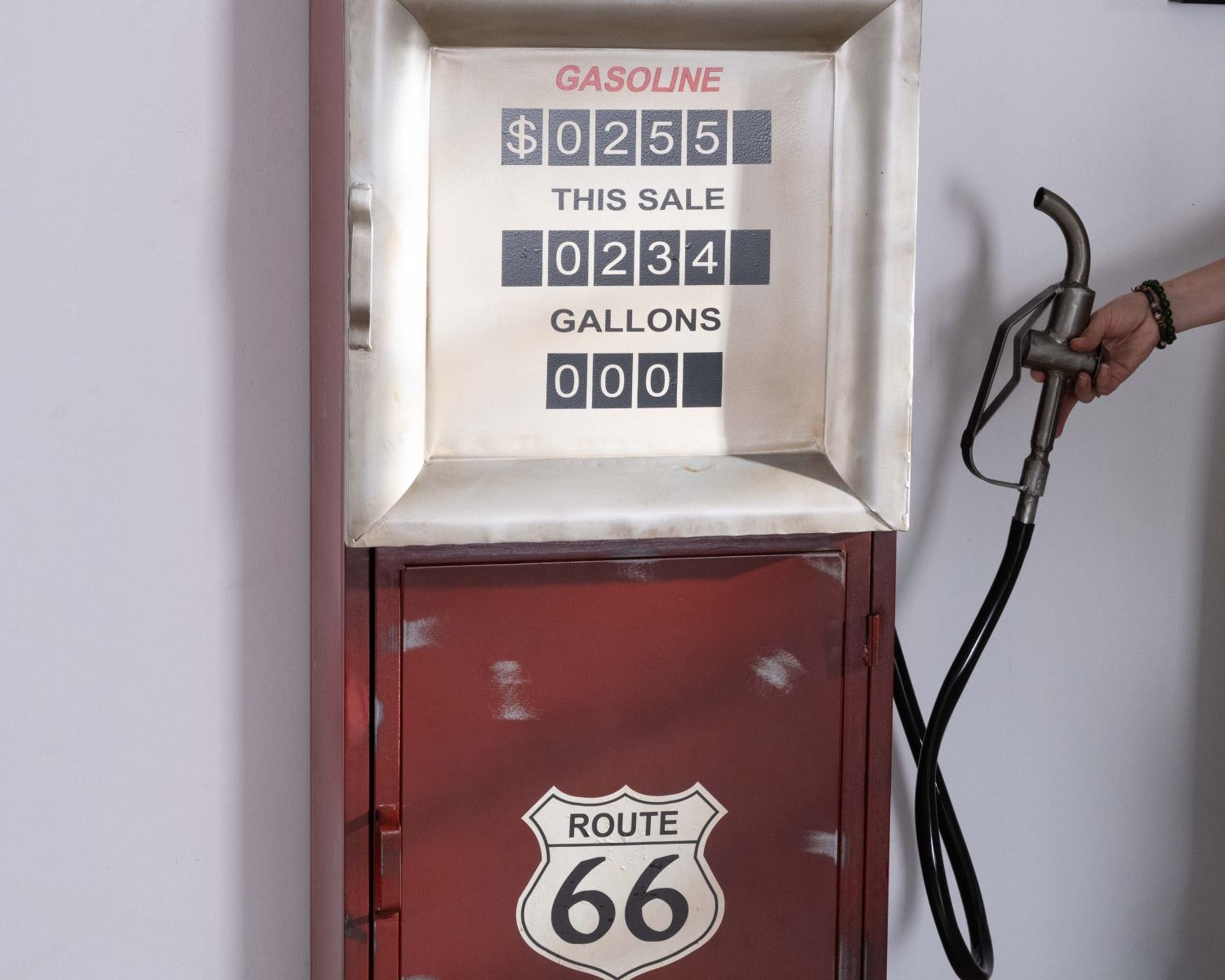 Arredo bar "pazzo" nello spirito della pompa di benzina in metallo di recupero della Route 66