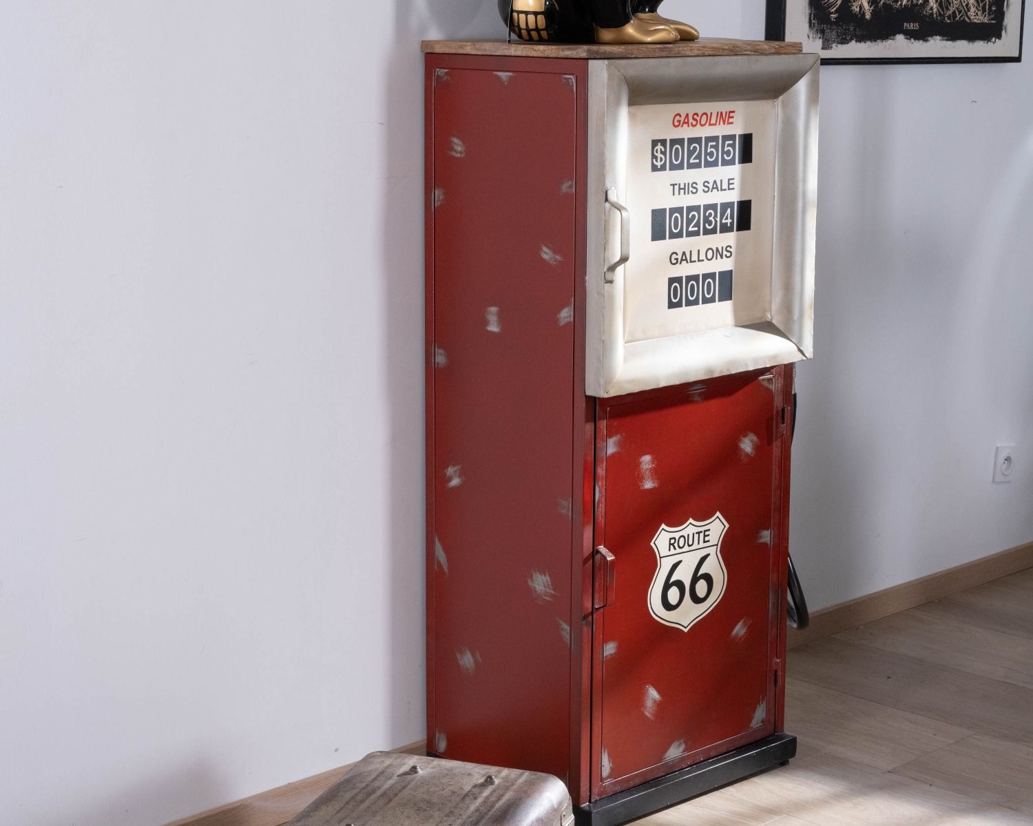 Arredo bar "pazzo" nello spirito della pompa di benzina in metallo di recupero della Route 66