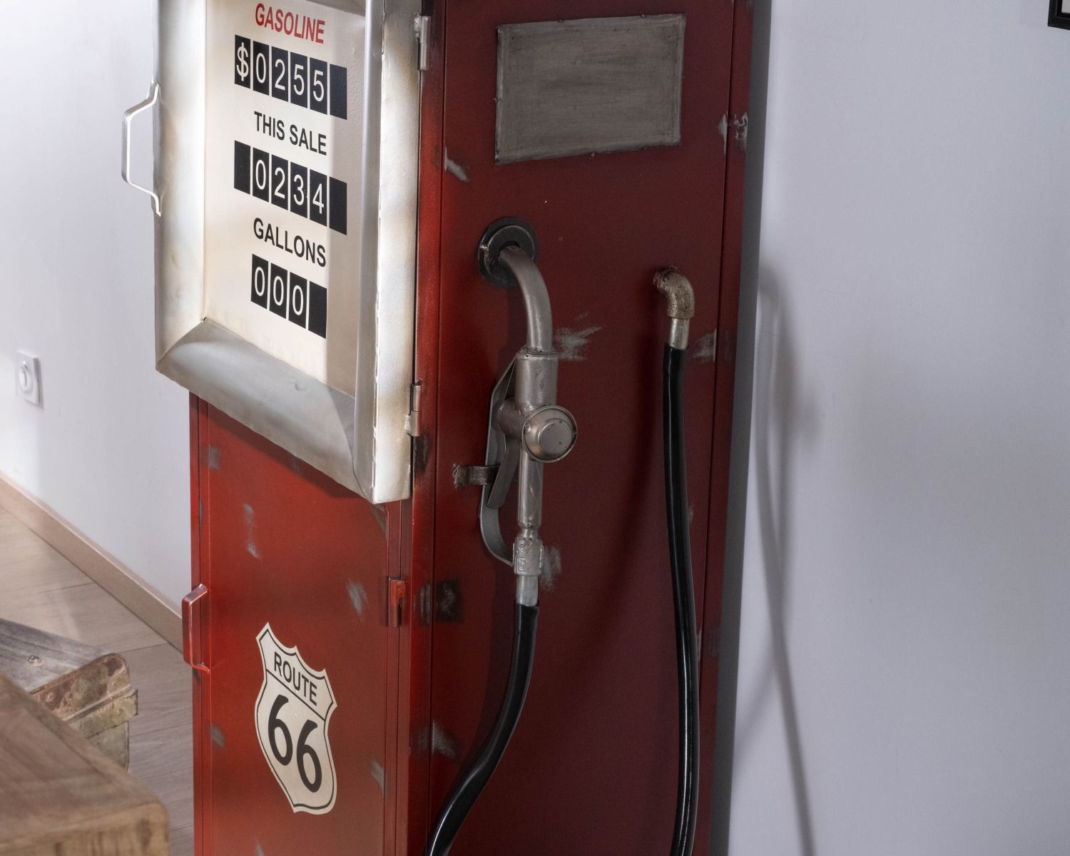 Arredo bar "pazzo" nello spirito della pompa di benzina in metallo di recupero della Route 66