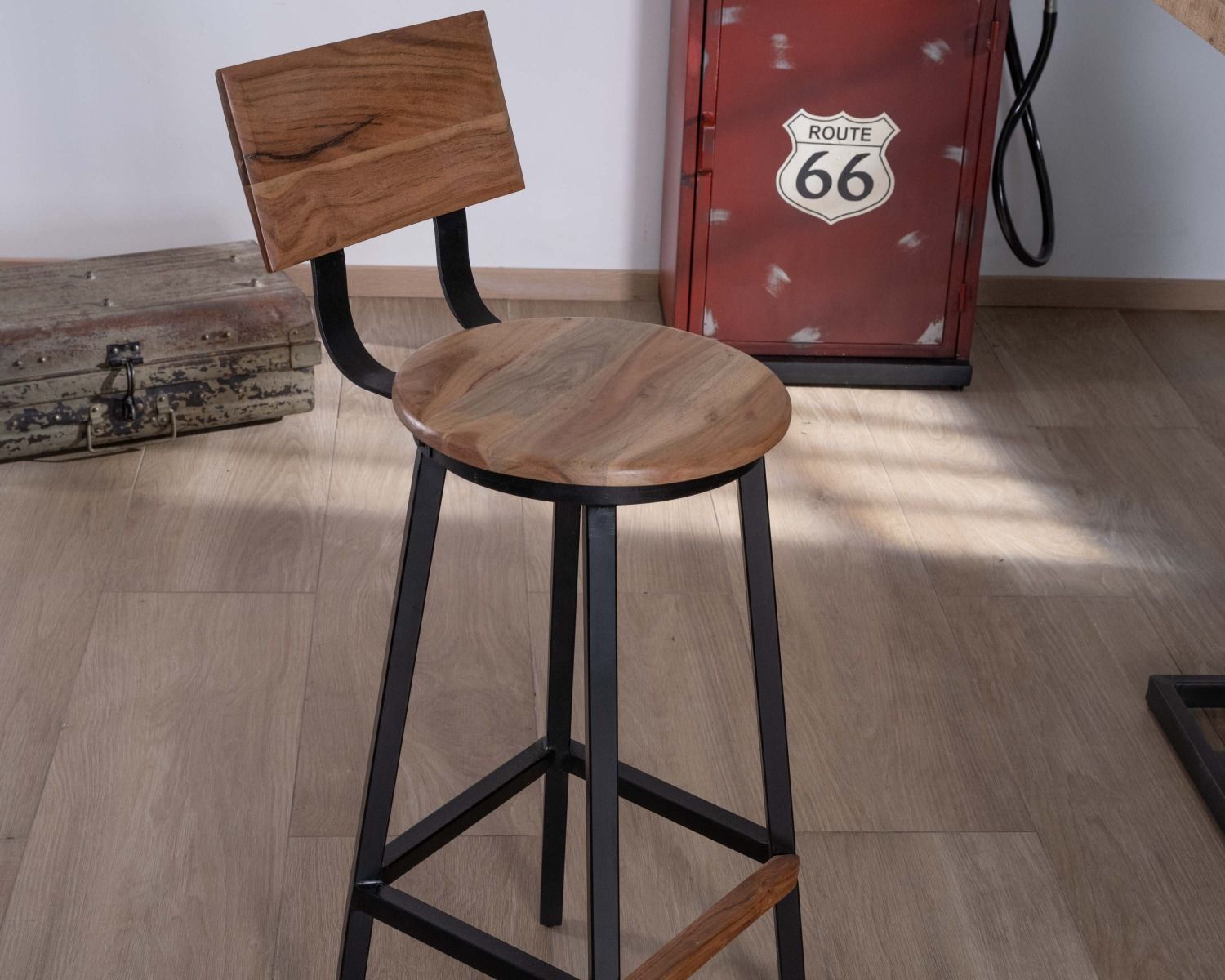 Seggiolone in stile industriale "Los Angeles" in acacia e metallo nero