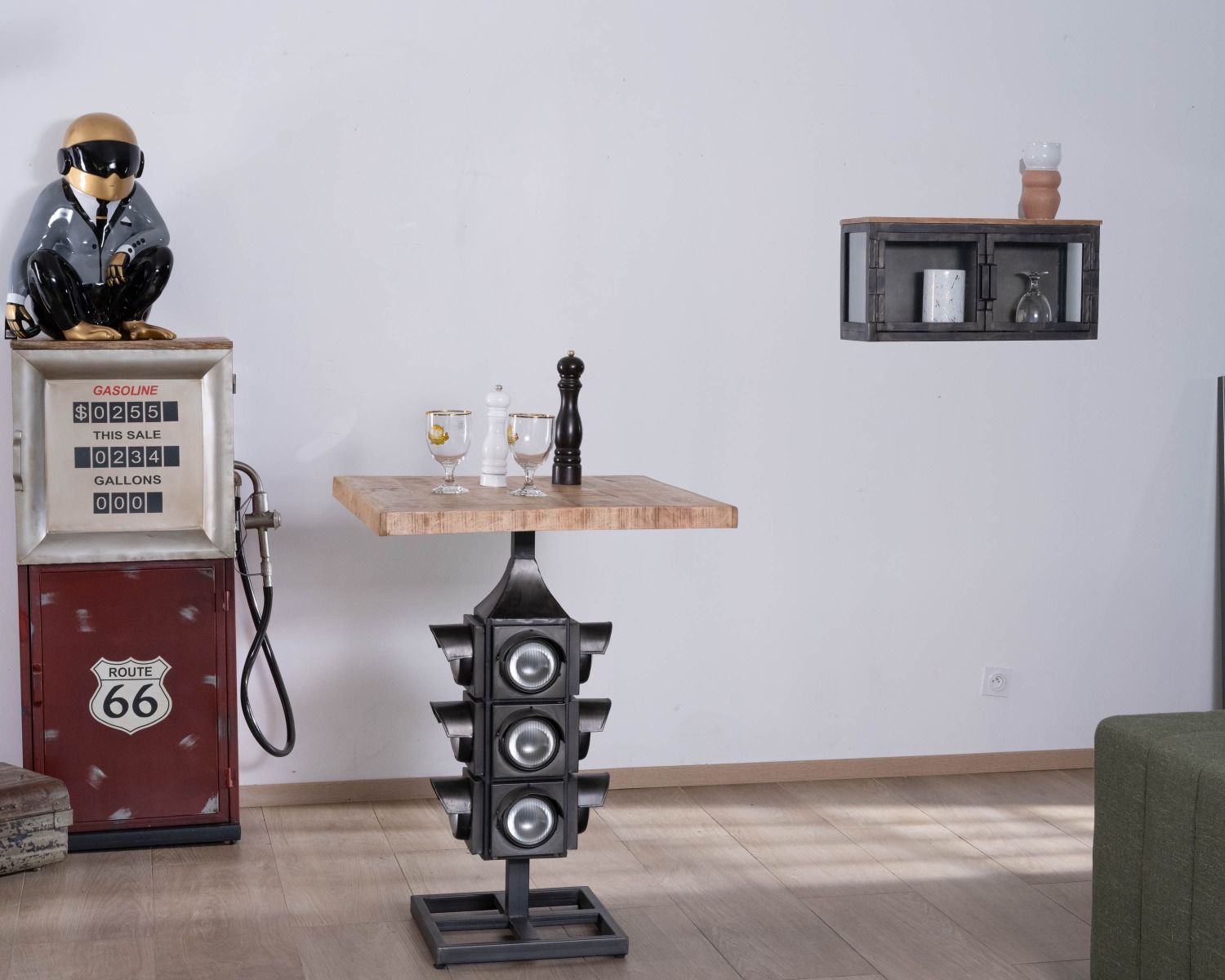 Arredo bar "pazzo" nello spirito della pompa di benzina in metallo di recupero della Route 66