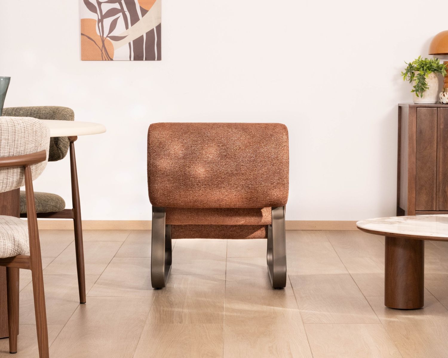 Poltrona "Luno" dal design retrò in tessuto bouclette e struttura in metallo color bronzo