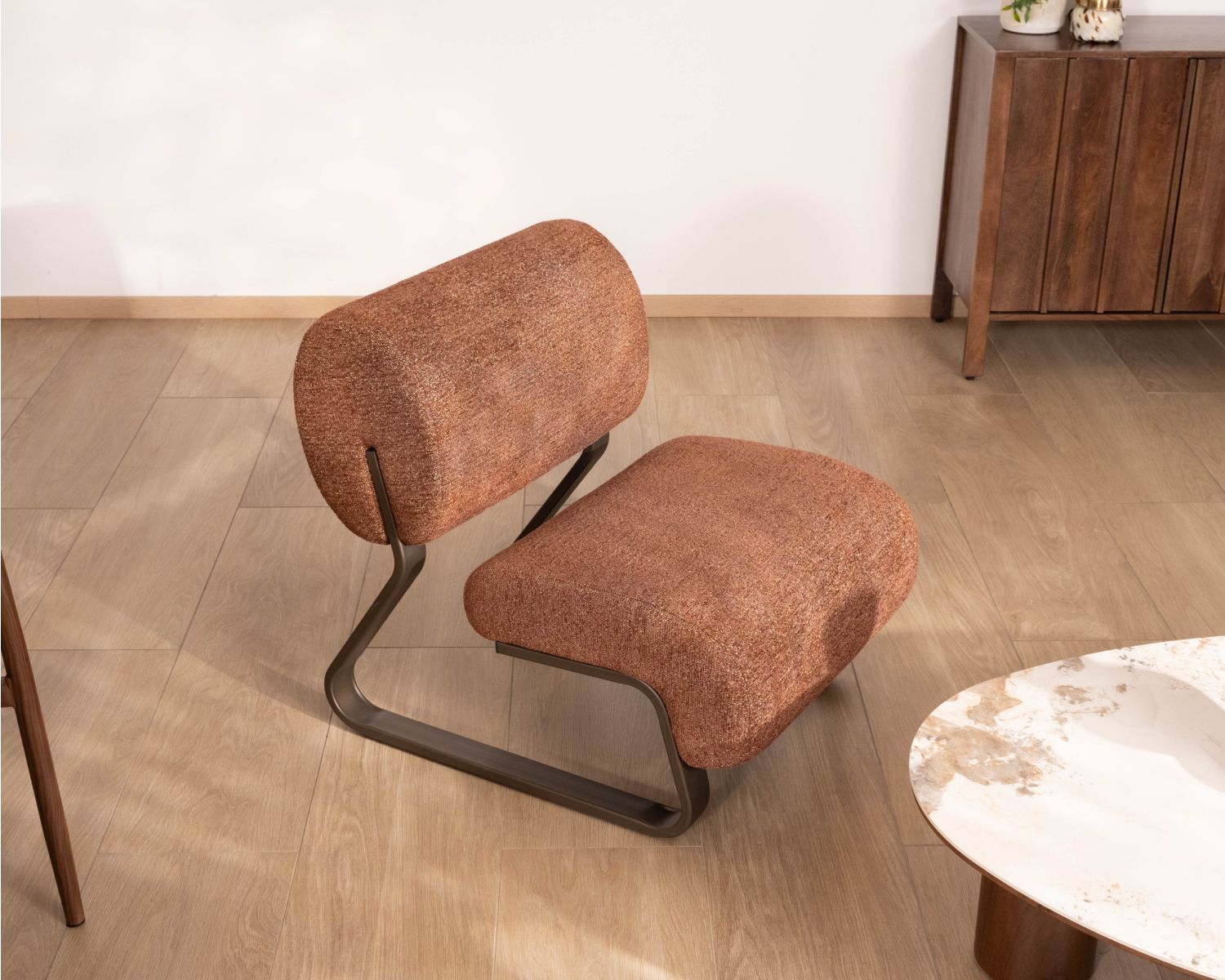 Poltrona "Luno" dal design retrò in tessuto bouclette e struttura in metallo color bronzo