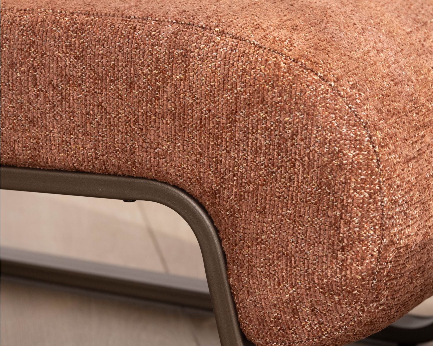 Poltrona "Luno" dal design retrò in tessuto bouclette e struttura in metallo color bronzo