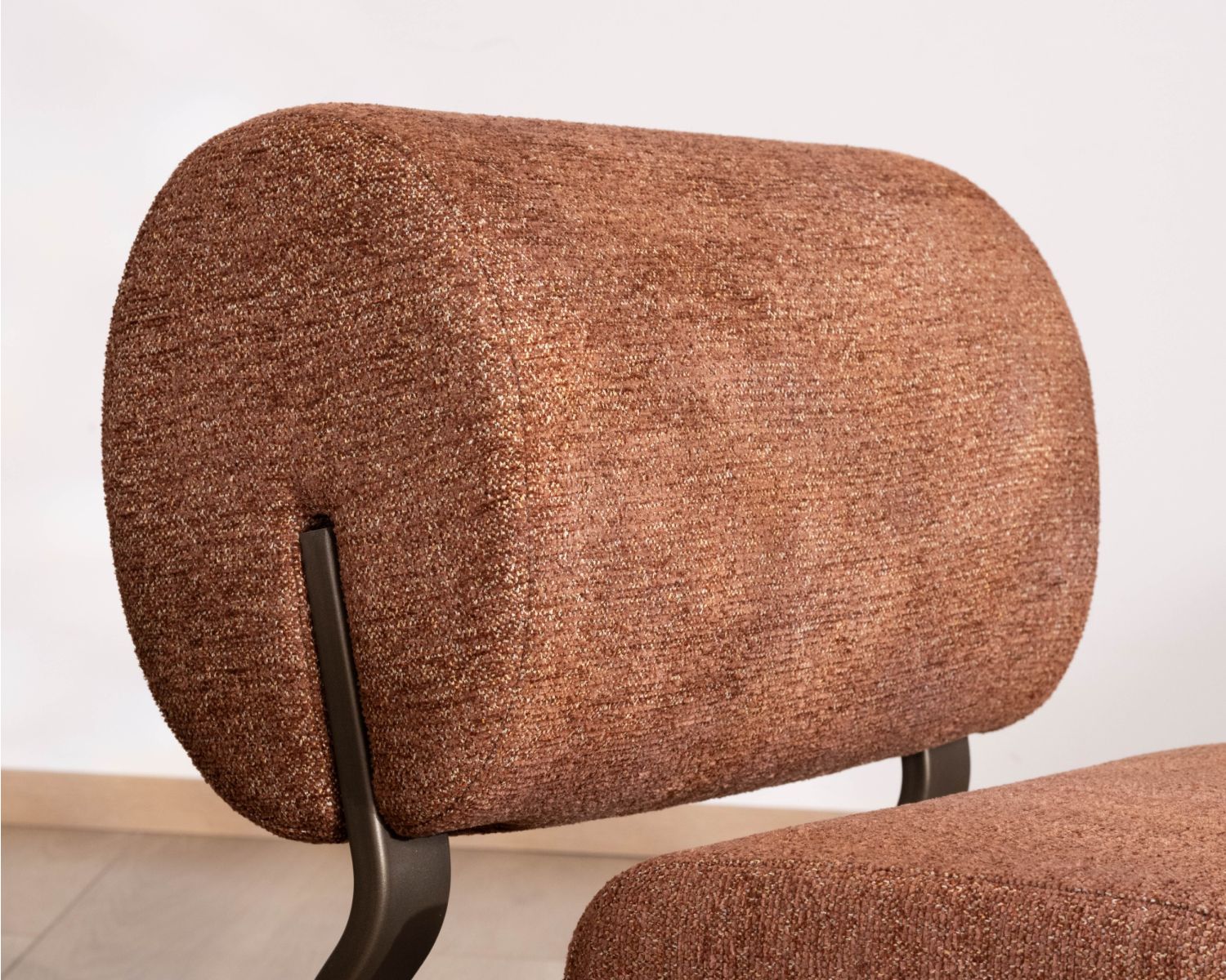 Poltrona "Luno" dal design retrò in tessuto bouclette e struttura in metallo color bronzo