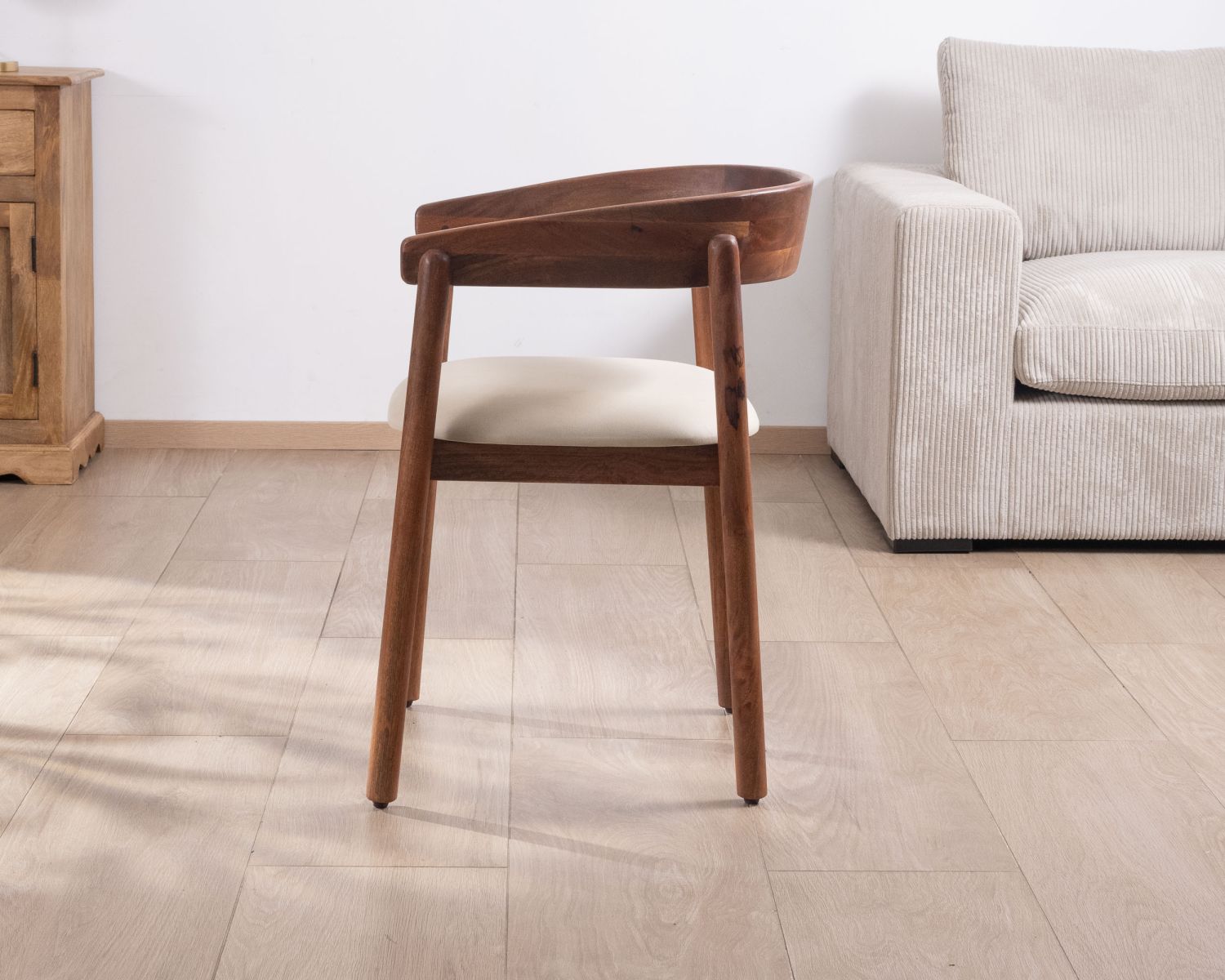 Sedia da pranzo in stile retrò "Polo" in legno di mango e seduta in tessuto bianco