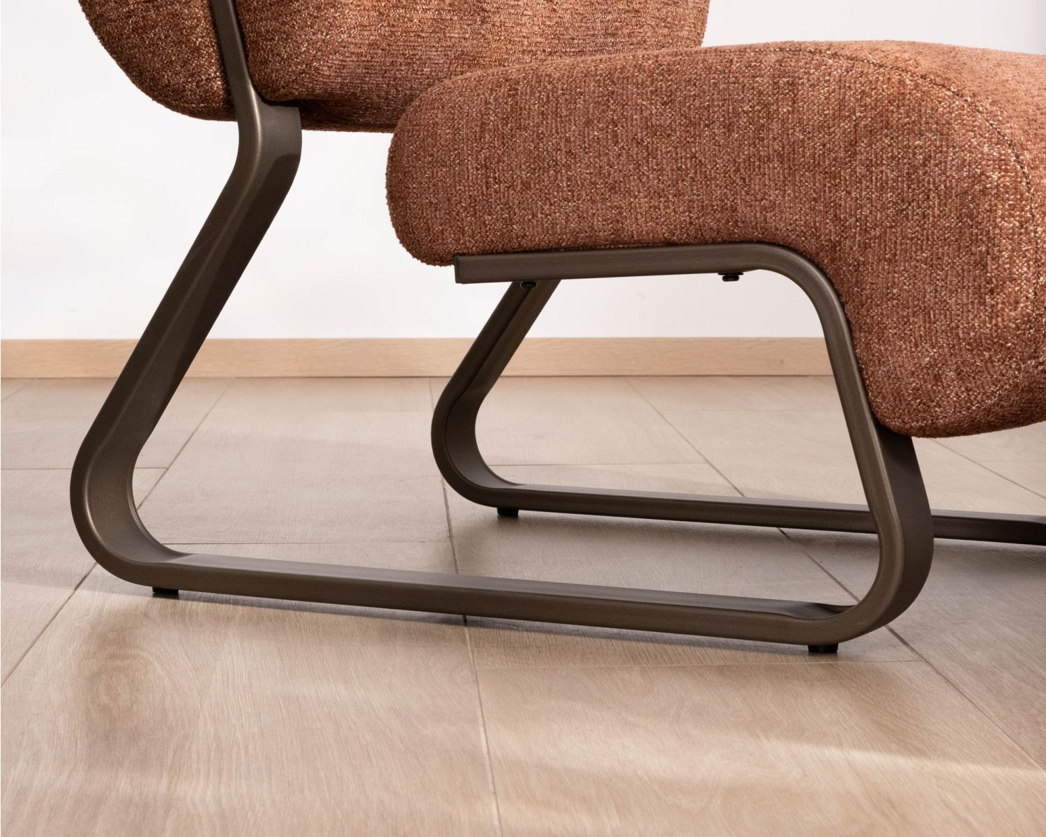 Poltrona "Luno" dal design retrò in tessuto bouclette e struttura in metallo color bronzo