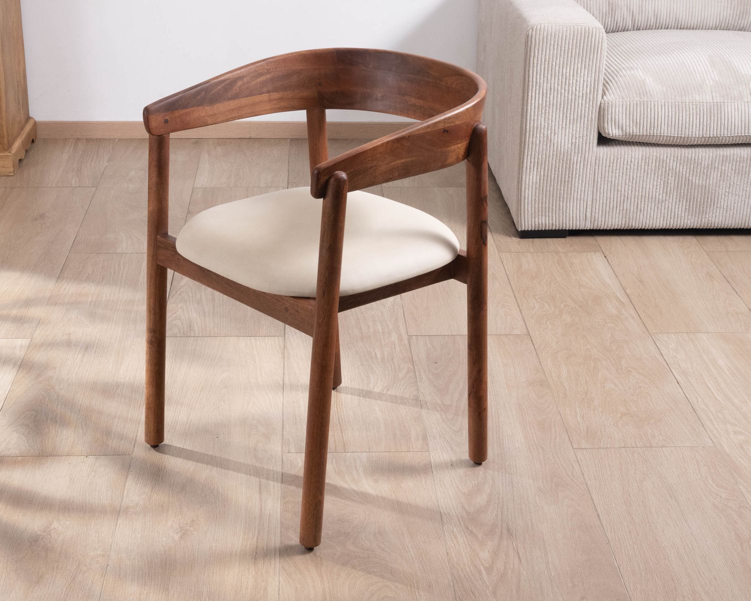 Sedia da pranzo in stile retrò "Polo" in legno di mango e seduta in tessuto bianco