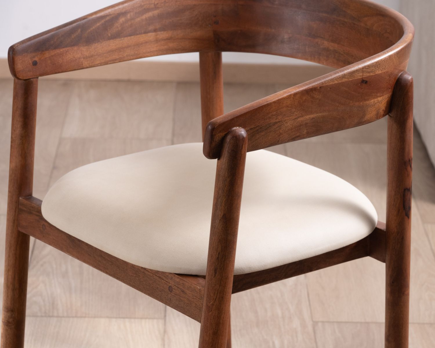 Sedia da pranzo in stile retrò "Polo" in legno di mango e seduta in tessuto bianco