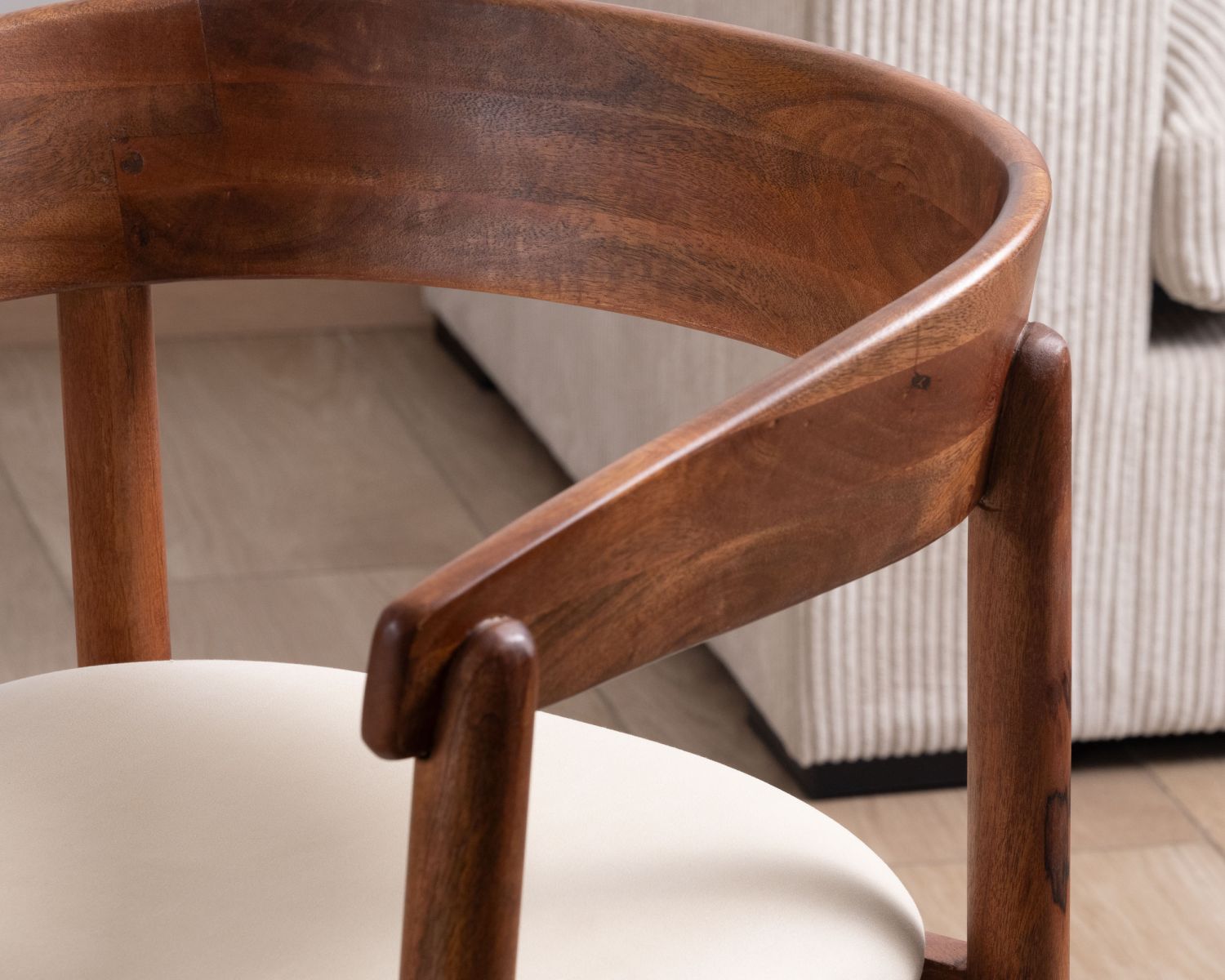 Sedia da pranzo in stile retrò "Polo" in legno di mango e seduta in tessuto bianco