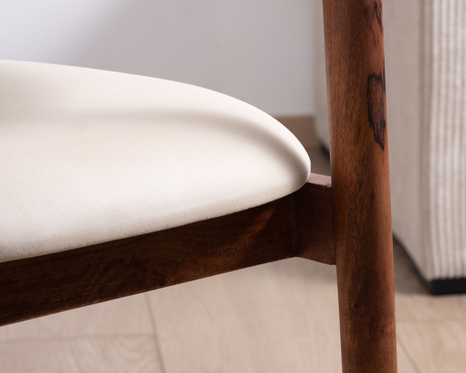 Sedia da pranzo in stile retrò "Polo" in legno di mango e seduta in tessuto bianco