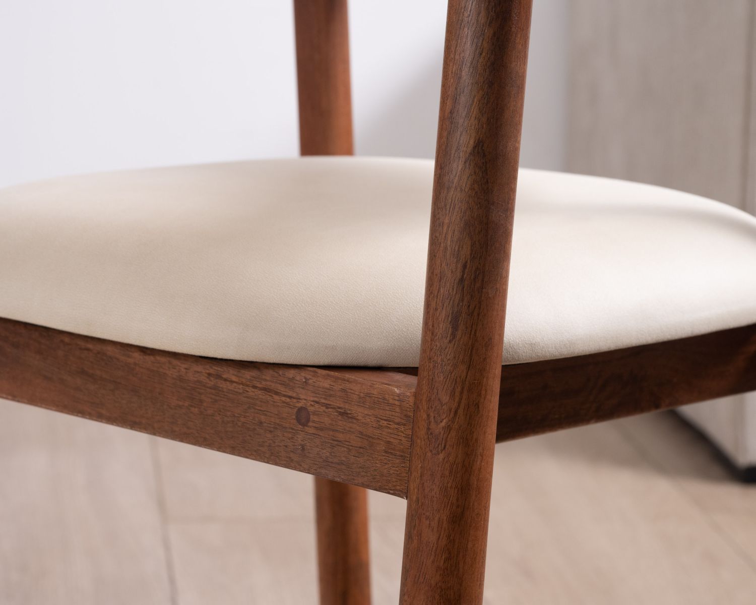 Sedia da pranzo in stile retrò "Polo" in legno di mango e seduta in tessuto bianco