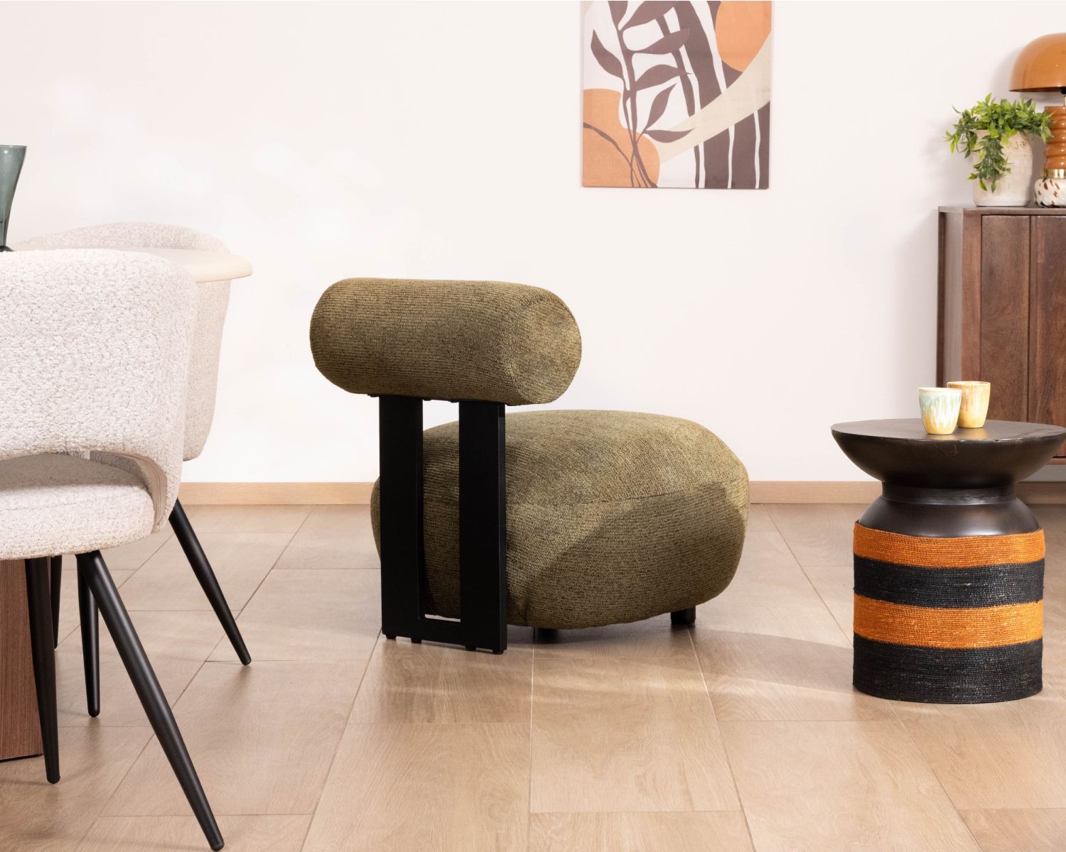 Poltrona bassa dal design moderno e organico "Luno" in tessuto bouclette kaki