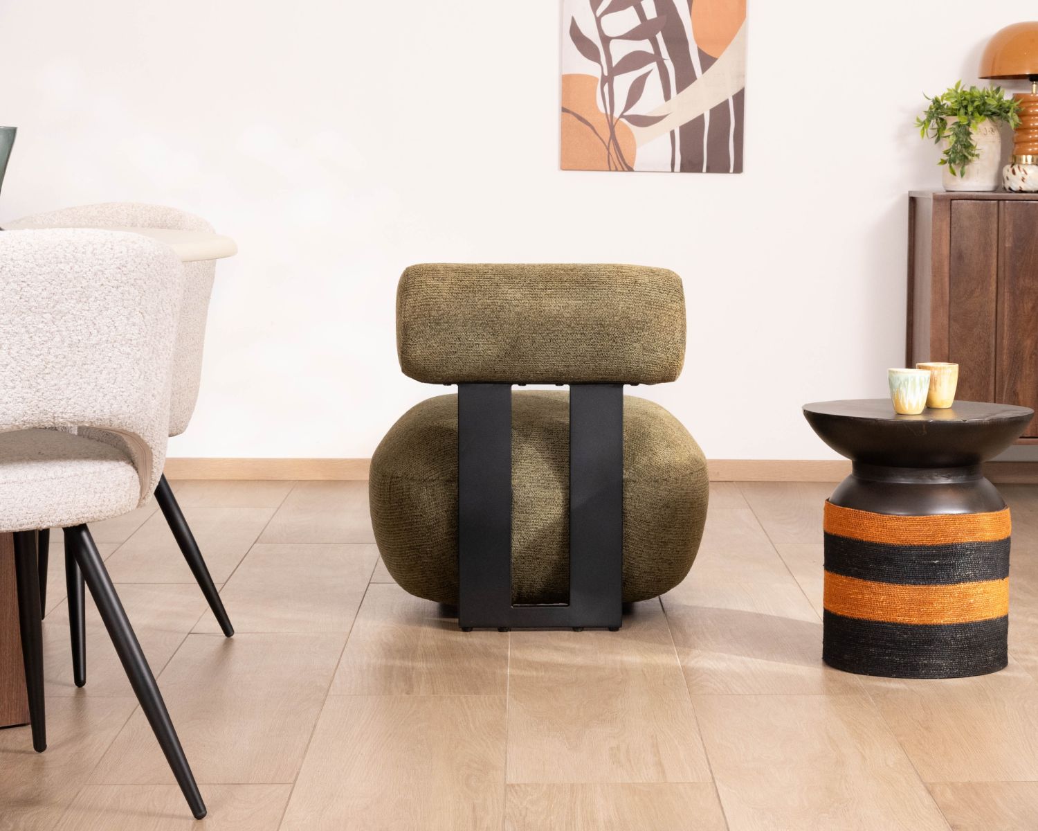 Poltrona bassa dal design moderno e organico "Luno" in tessuto bouclette kaki