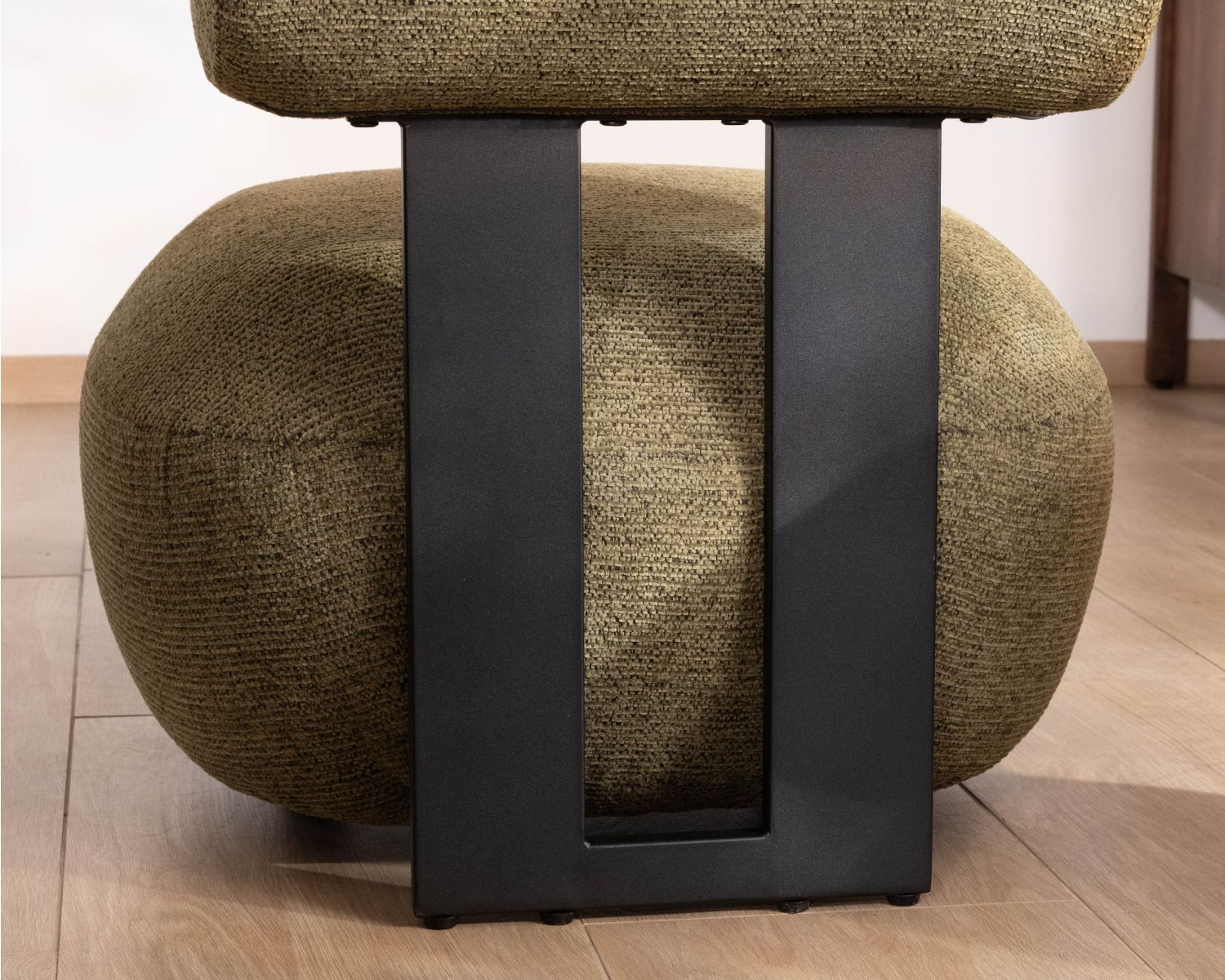 Poltrona bassa dal design moderno e organico "Luno" in tessuto bouclette kaki
