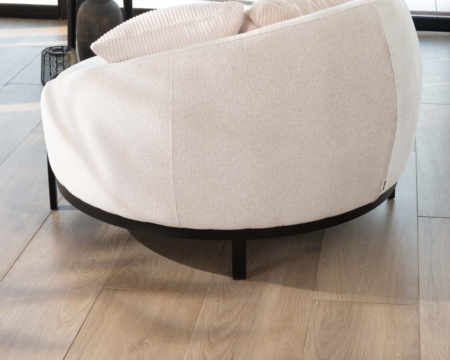 Poltrona rotonda "Sweet Culture" 120 cm in tessuto bianco screziato e cuscini in velluto a coste