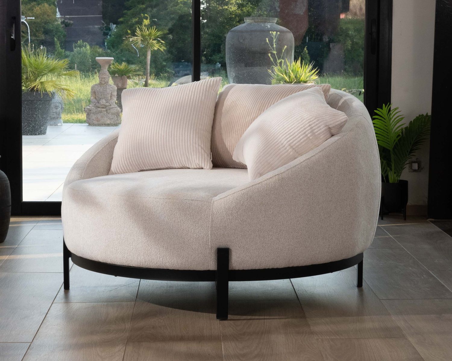 Poltrona rotonda "Sweet Culture" 120 cm in tessuto bianco screziato e cuscini in velluto a coste