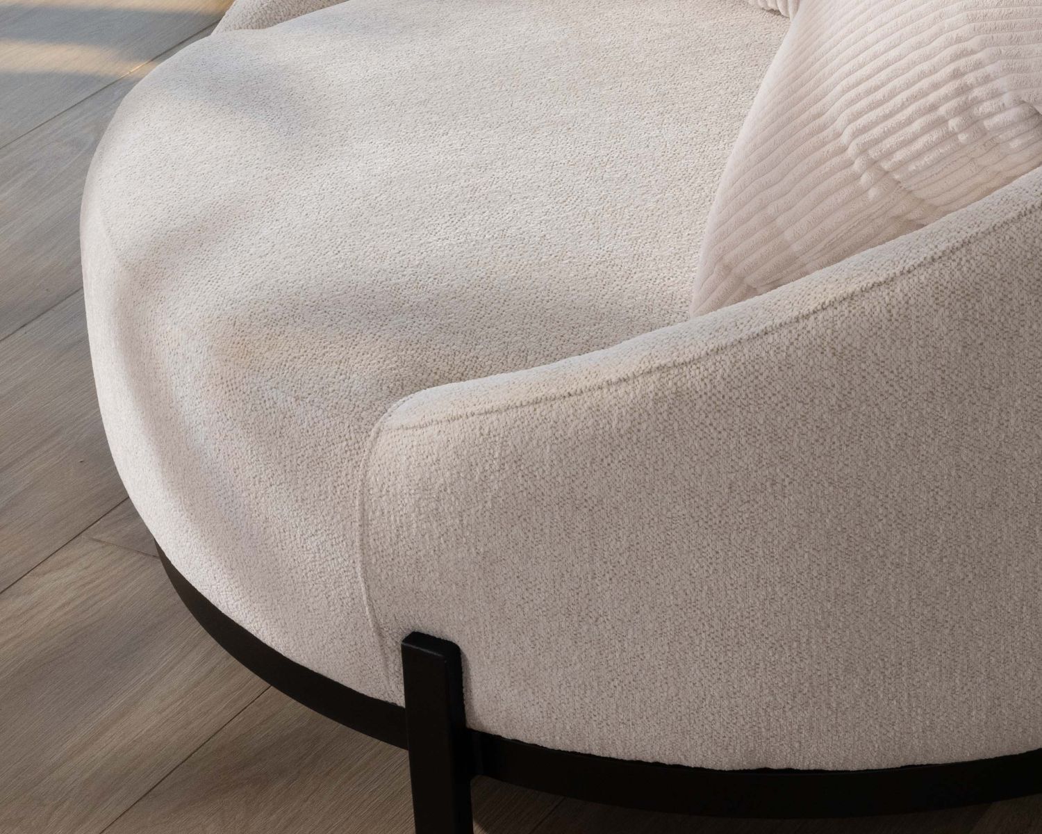 Poltrona rotonda "Sweet Culture" 120 cm in tessuto bianco screziato e cuscini in velluto a coste