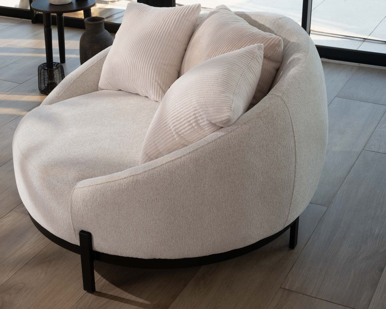 Poltrona rotonda "Sweet Culture" 120 cm in tessuto bianco screziato e cuscini in velluto a coste