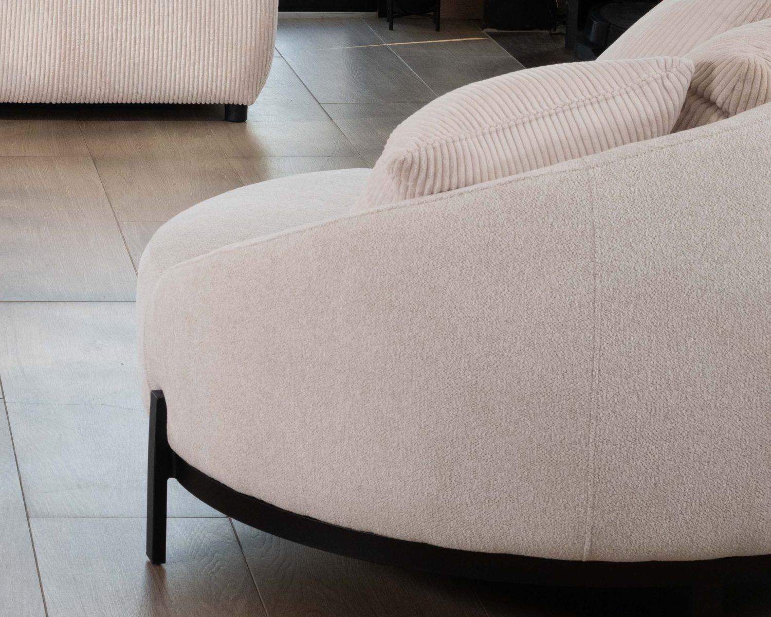 Poltrona rotonda "Sweet Culture" 120 cm in tessuto bianco screziato e cuscini in velluto a coste