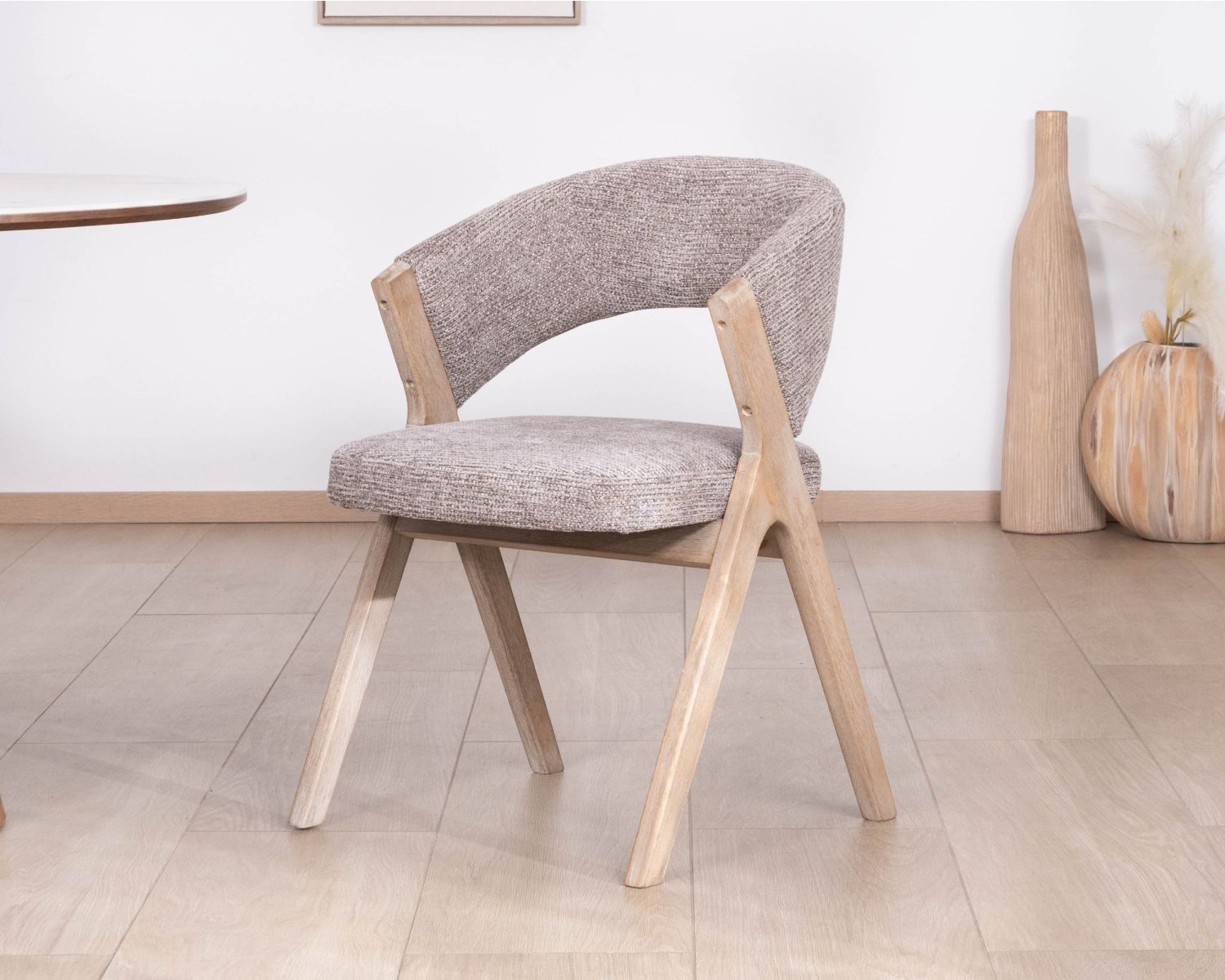 Set di 2 sedie contemporanee "KYARA" in tessuto color tortora sabbia, comfort ergonomico e linee morbide