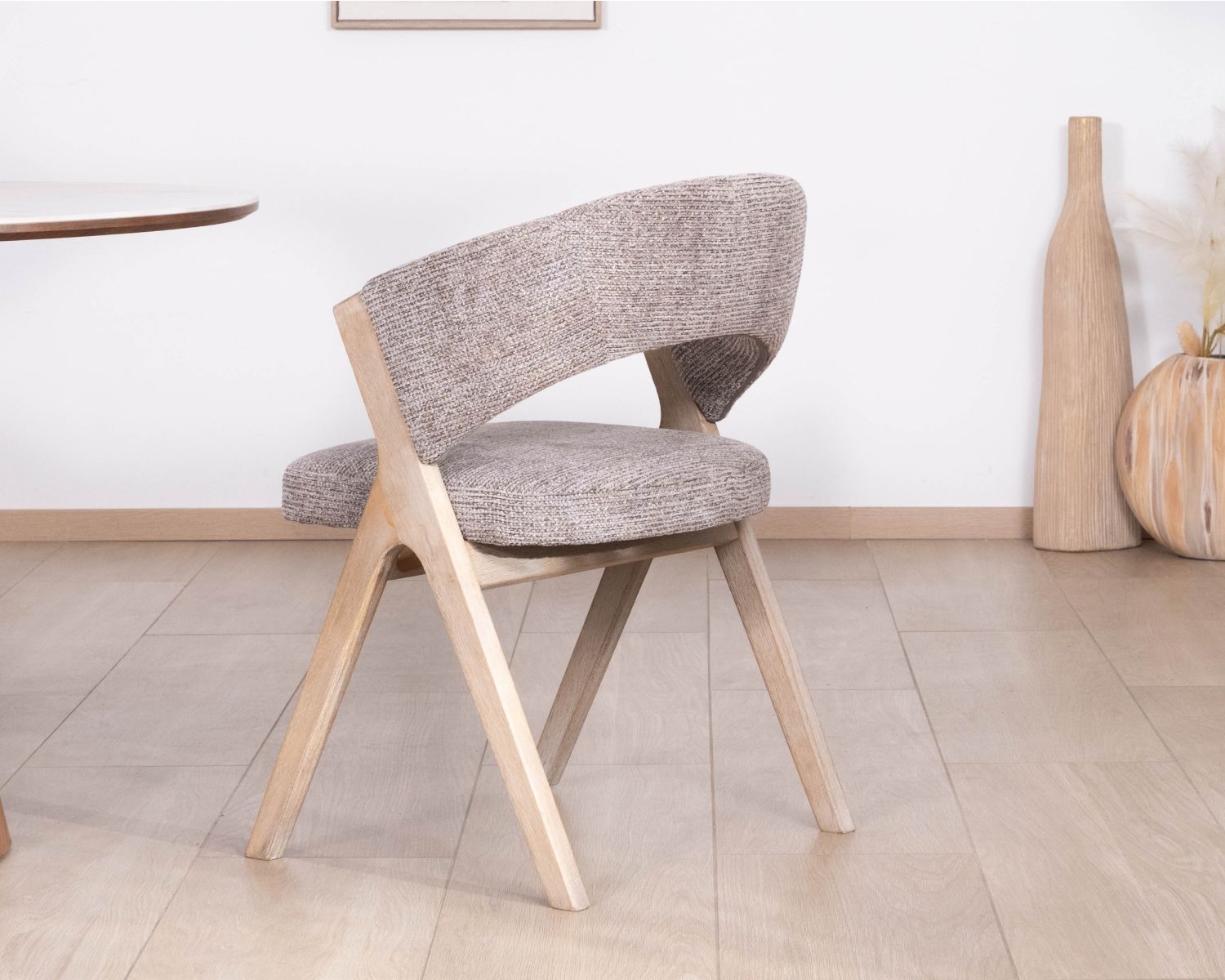 Set di 2 sedie contemporanee "KYARA" in tessuto color tortora sabbia, comfort ergonomico e linee morbide