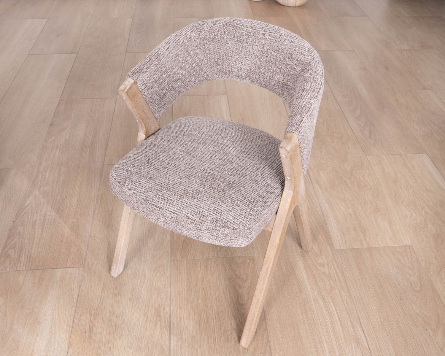 Set di 2 sedie contemporanee "KYARA" in tessuto color tortora sabbia, comfort ergonomico e linee morbide