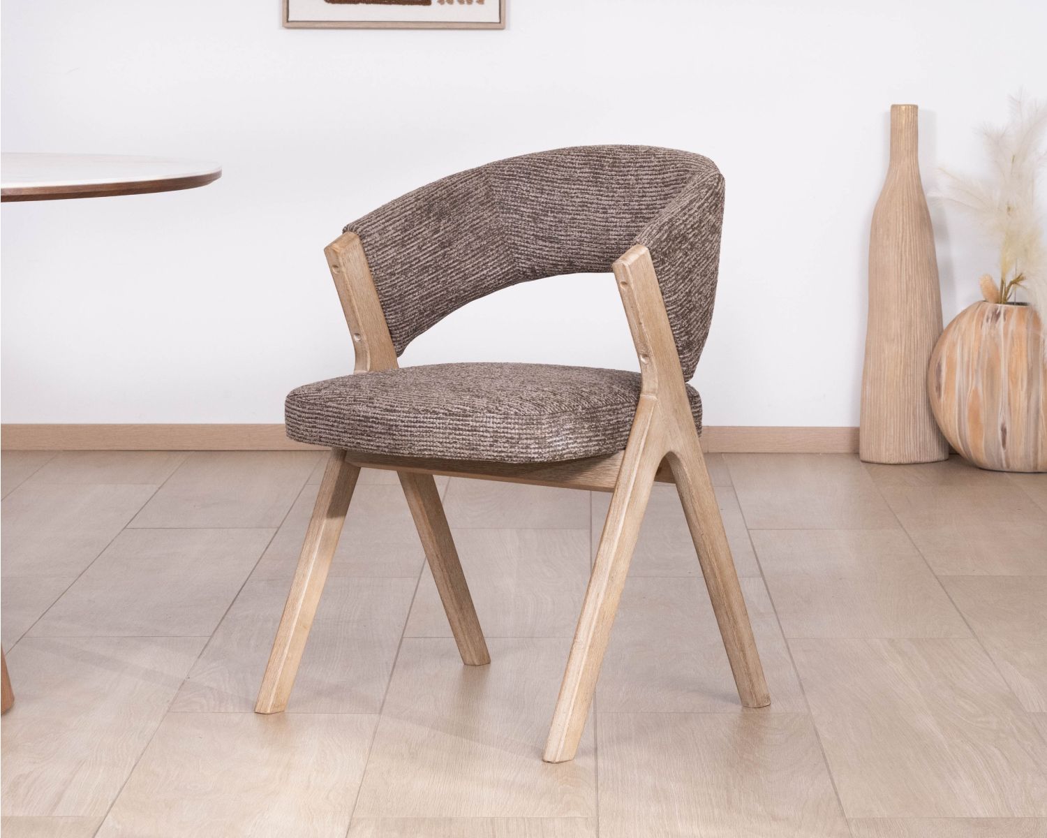 Set di 2 sedie contemporanee "KYARA" in tessuto marrone cacao, dalla silhouette accogliente e dalla seduta confortevole