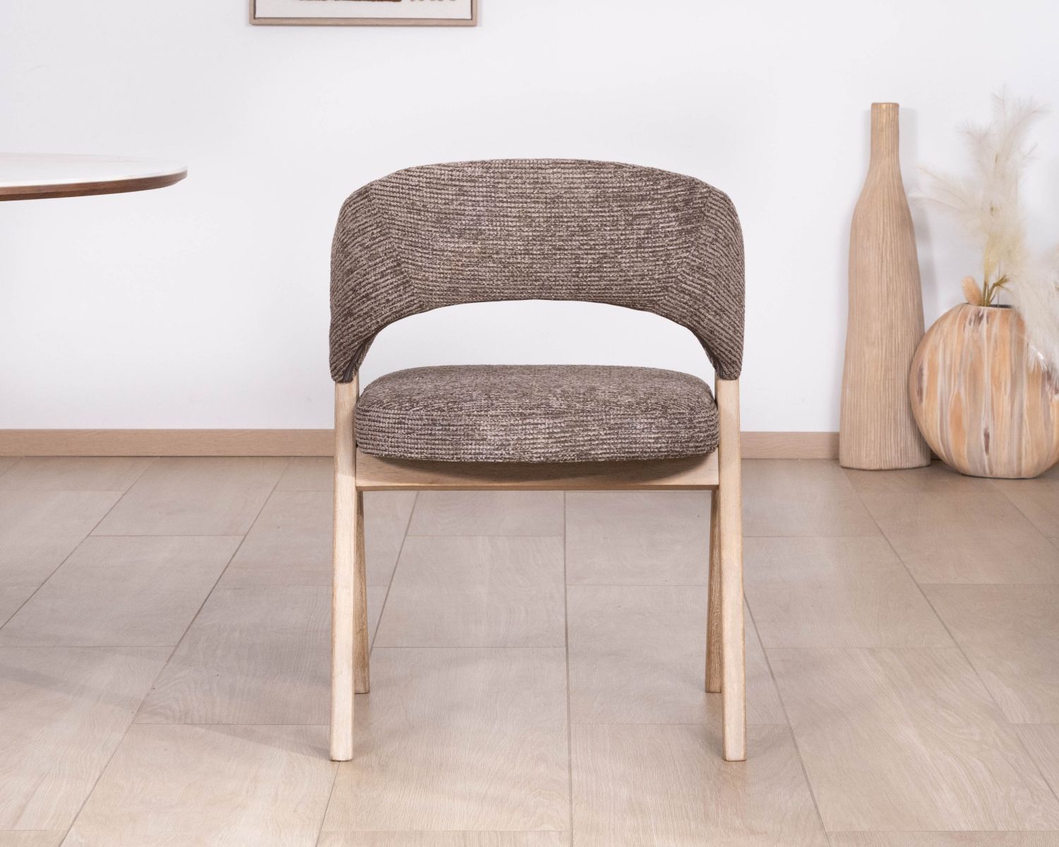 Set di 2 sedie contemporanee "KYARA" in tessuto marrone cacao, dalla silhouette accogliente e dalla seduta confortevole