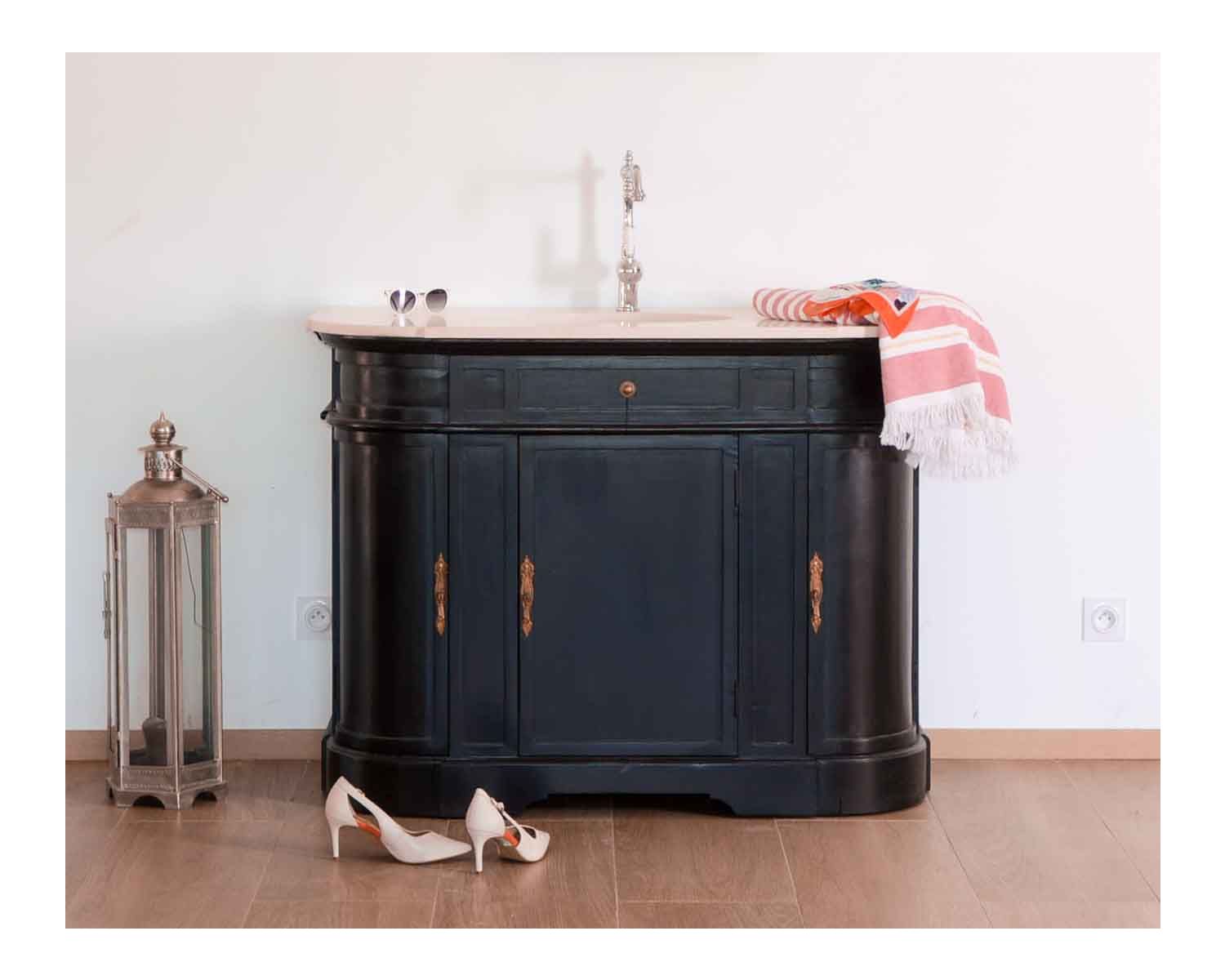 Mobiletto 1 "Églantine" in quarzo bianco e legno nero