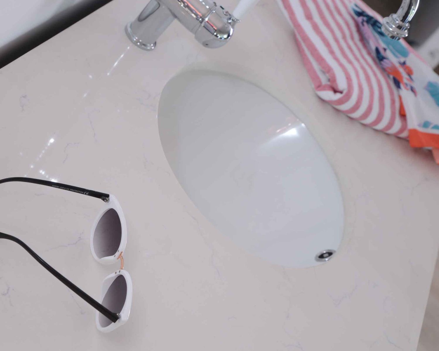 Mobiletto 1 "Églantine" in quarzo bianco e legno nero