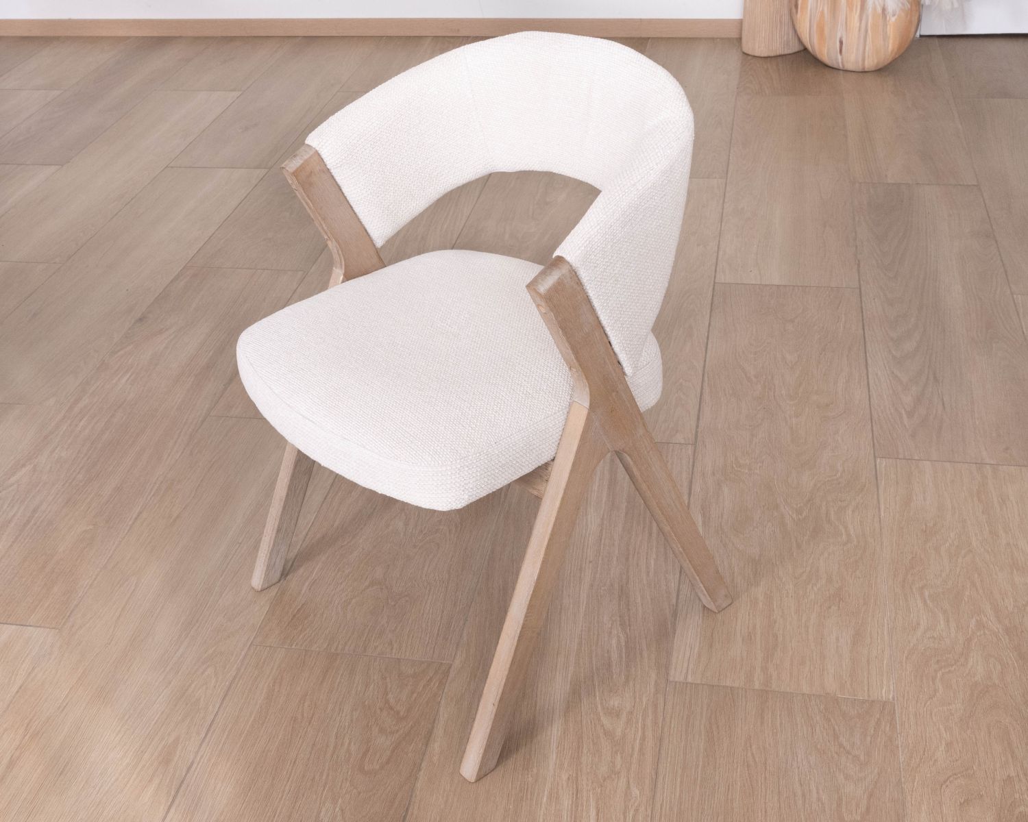 Set di 2 sedie da pranzo in stile japandi "Kyara" in tessuto écru naturale e legno di albero della gomma