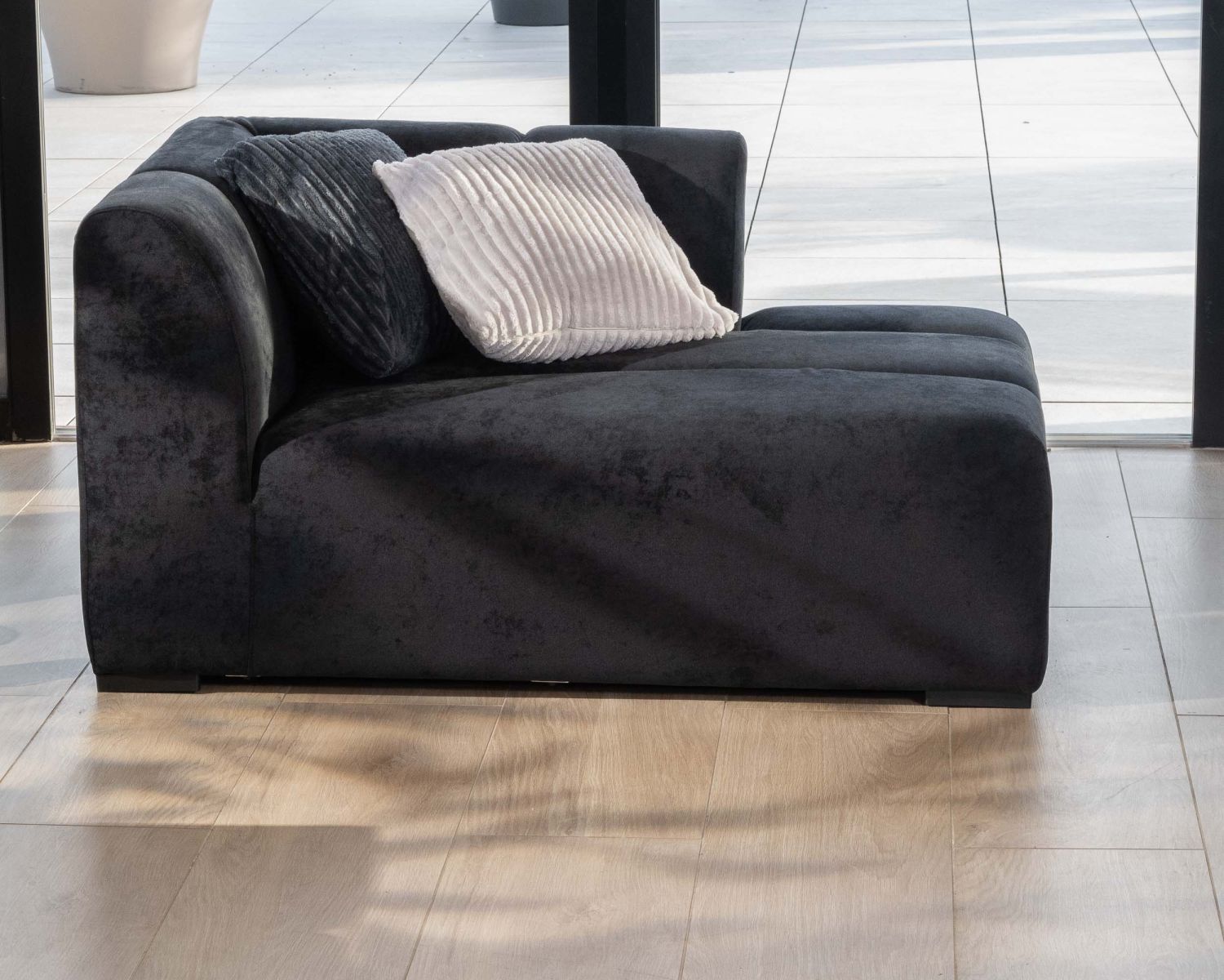 Divano a 3 posti con meridiano "Enjoy Home" in velluto liscio antracite