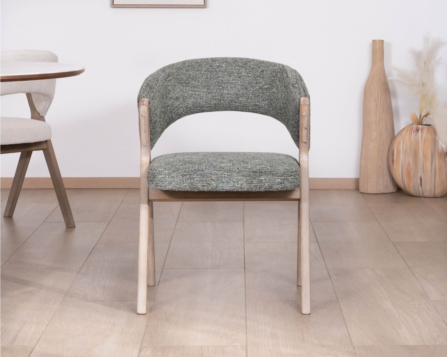 Set di 2 sedie "KYARA" in tessuto verde salvia, design cocooning e seduta generosa