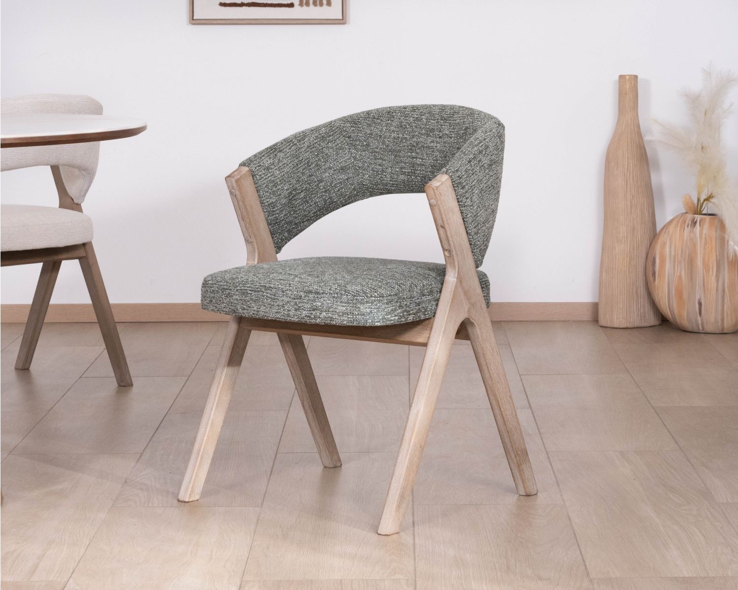Set di 2 sedie "KYARA" in tessuto verde salvia, design cocooning e seduta generosa