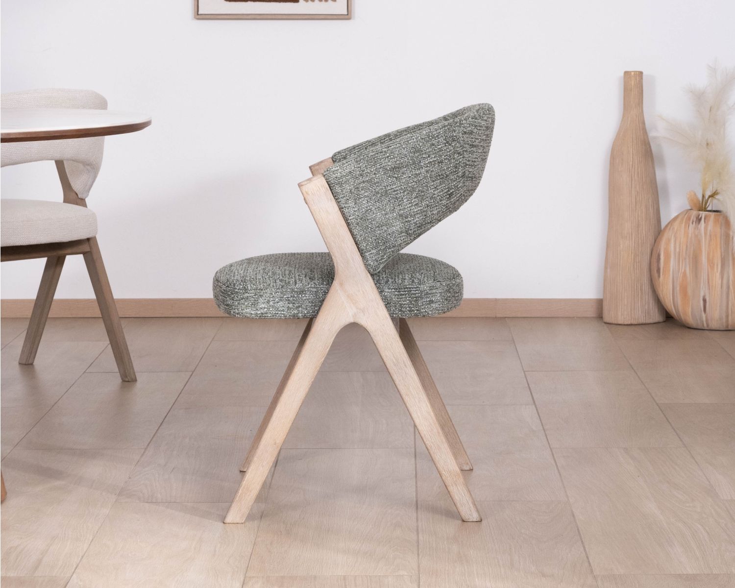 Set di 2 sedie "KYARA" in tessuto verde salvia, design cocooning e seduta generosa