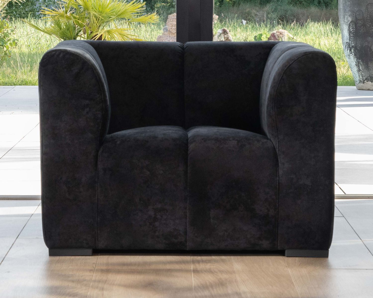 Poltrona di design cubica "Enjoy Home" in velluto antracite con impunture