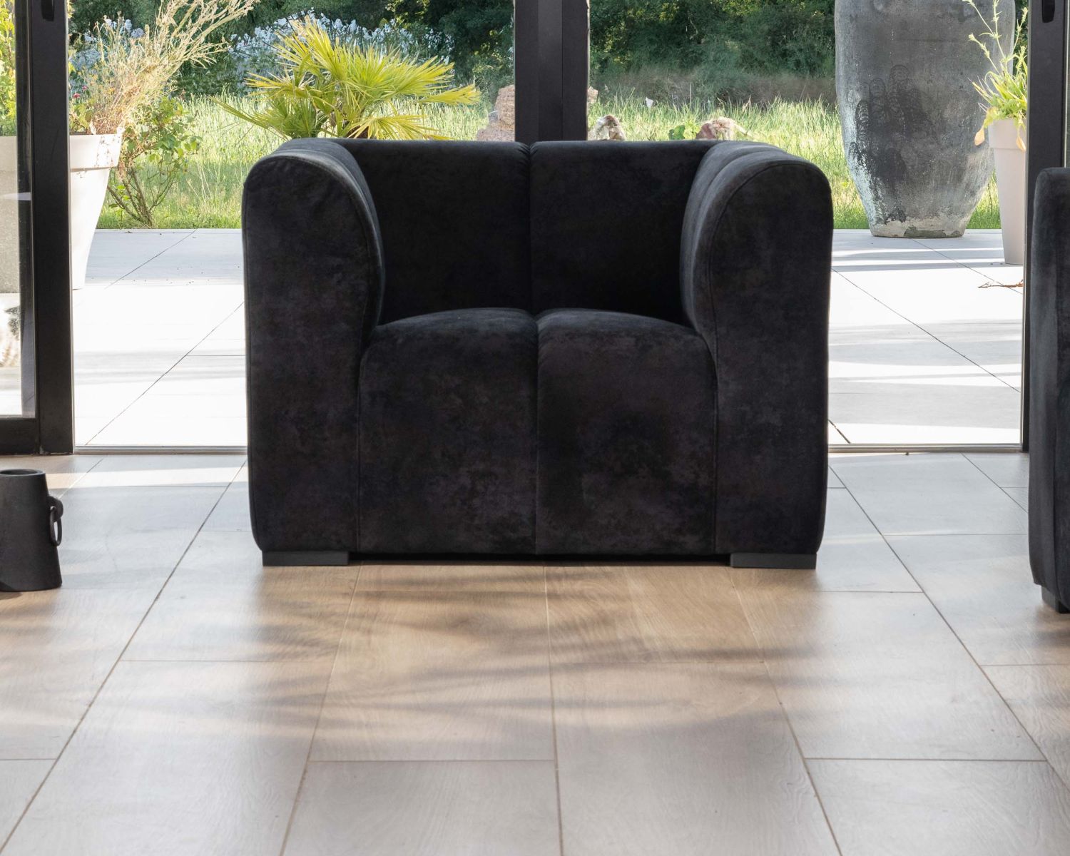 Poltrona di design cubica "Enjoy Home" in velluto antracite con impunture