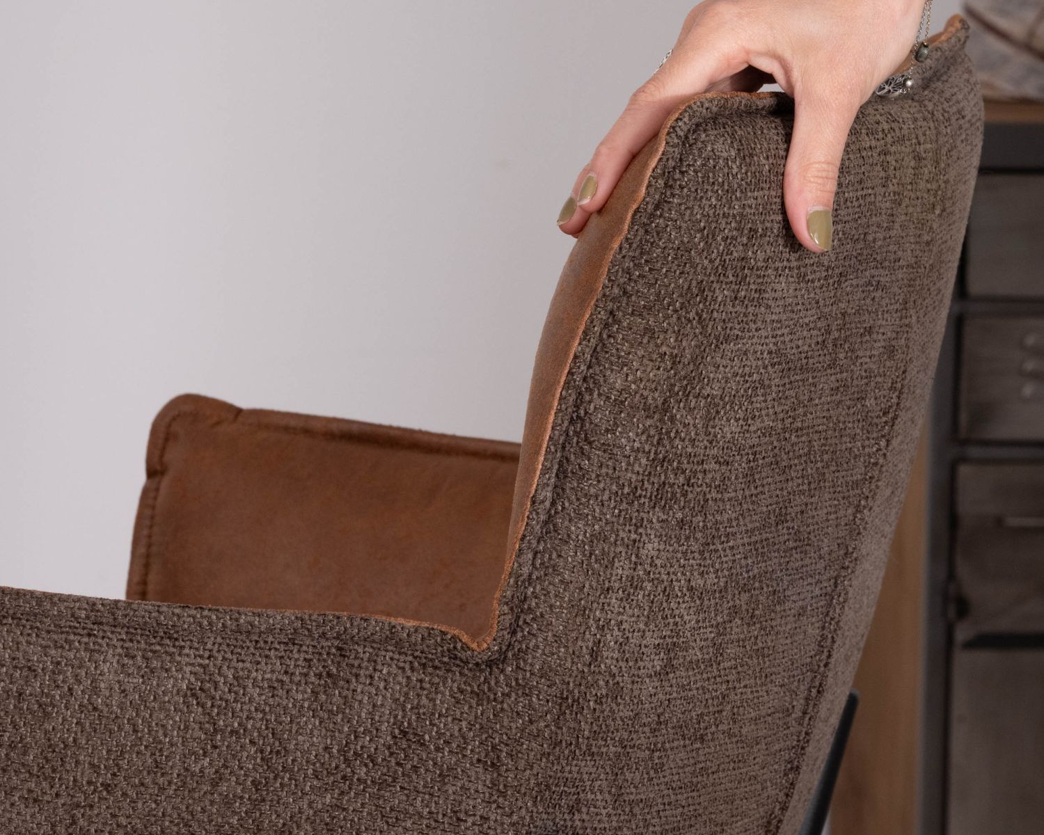 Set di 2 sedie a isola in bi-materiale "Lokka" marrone e cognac, seduta a mezza altezza