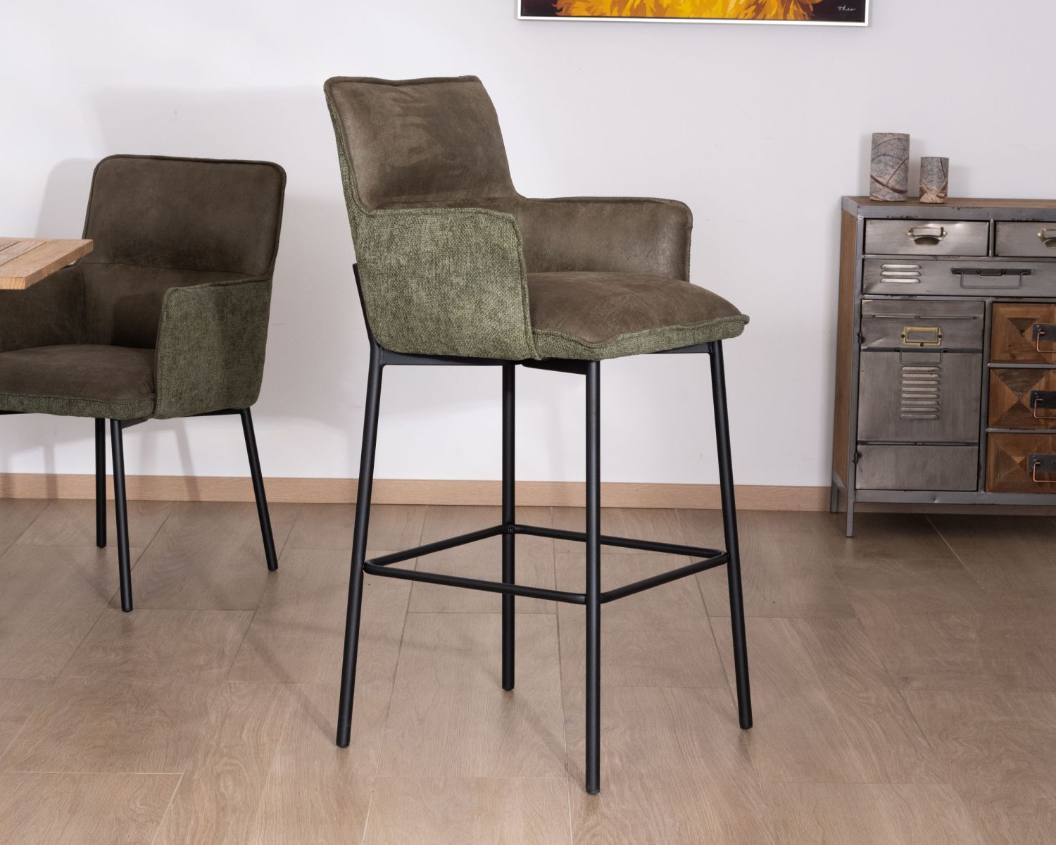 Set di 2 sedie da bar in bi-materiale verde con gambe "Lokka" in metallo nero con effetto pelle invecchiata dal sapore rétro