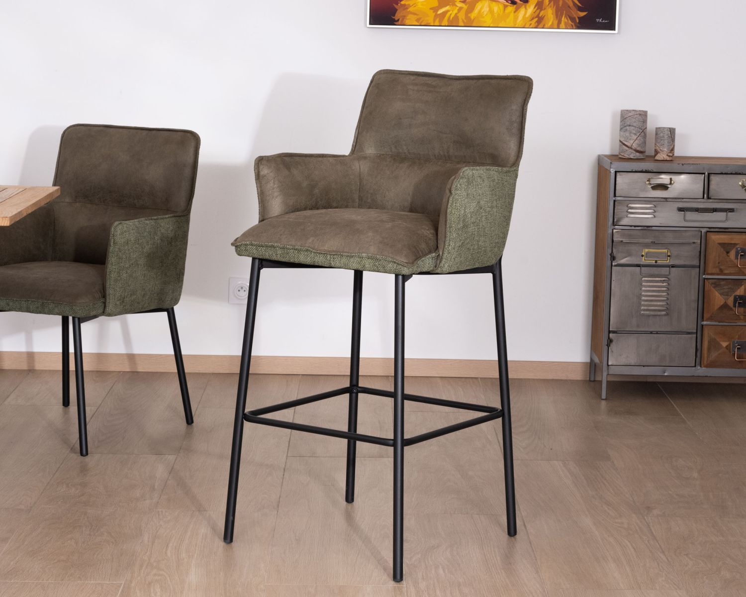 Set di 2 sedie da bar in bi-materiale verde con gambe "Lokka" in metallo nero con effetto pelle invecchiata dal sapore rétro