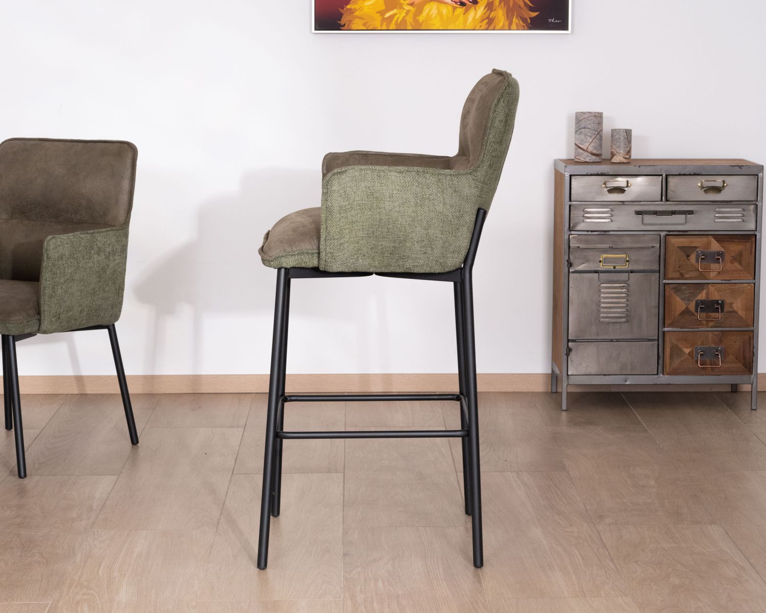 Set di 2 sedie da bar in bi-materiale verde con gambe "Lokka" in metallo nero con effetto pelle invecchiata dal sapore rétro