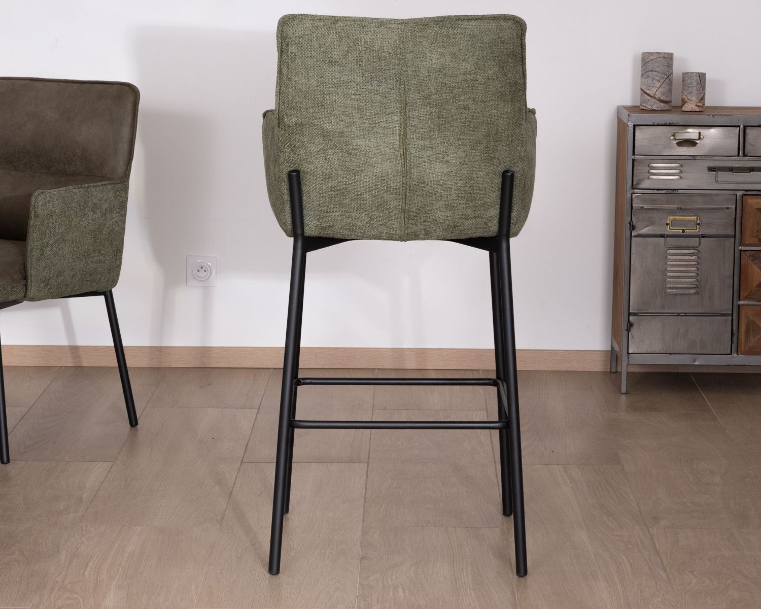 Set di 2 sedie da bar in bi-materiale verde con gambe "Lokka" in metallo nero con effetto pelle invecchiata dal sapore rétro