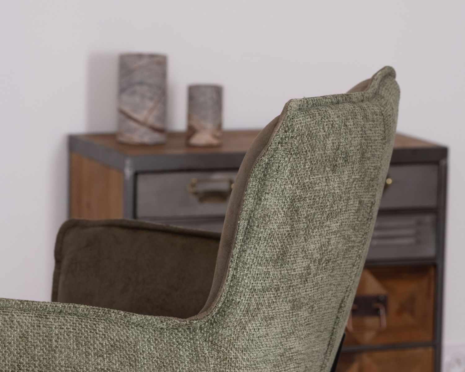 Set di 2 sedie da bar in bi-materiale verde con gambe "Lokka" in metallo nero con effetto pelle invecchiata dal sapore rétro