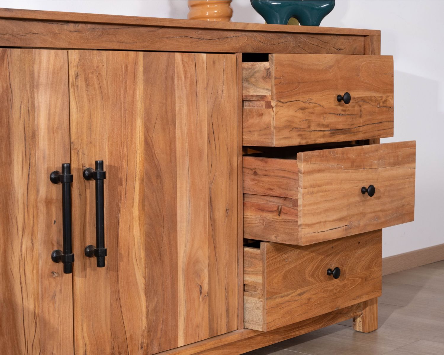 Credenza bassa da 155 cm in stile rustico, realizzata in legno riciclato "Mokal"