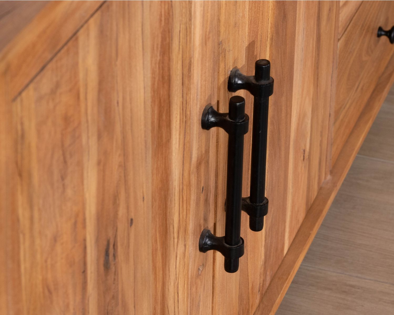 Credenza bassa da 155 cm in stile rustico, realizzata in legno riciclato "Mokal"