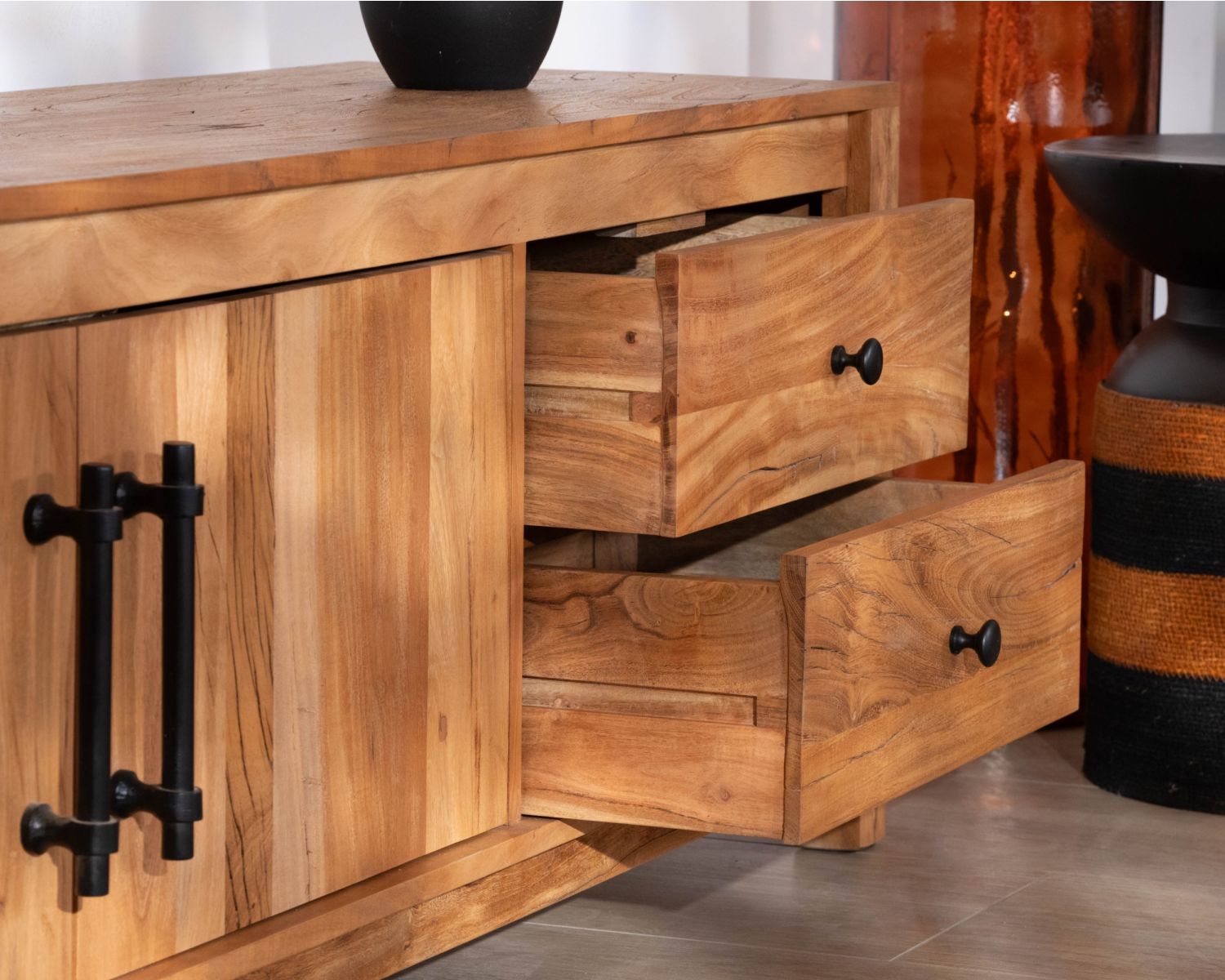Mobile TV da 155 cm in stile rustico, realizzato in legno riciclato "Mokal"