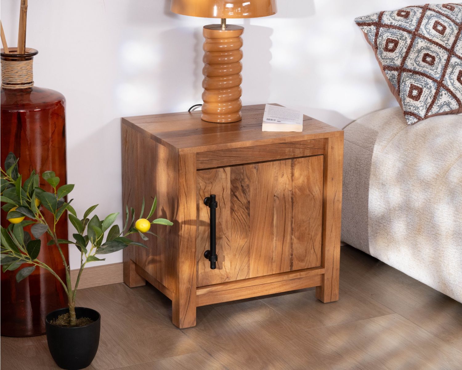 Comodino in legno riciclato in stile casa di campagna "Mokal"
