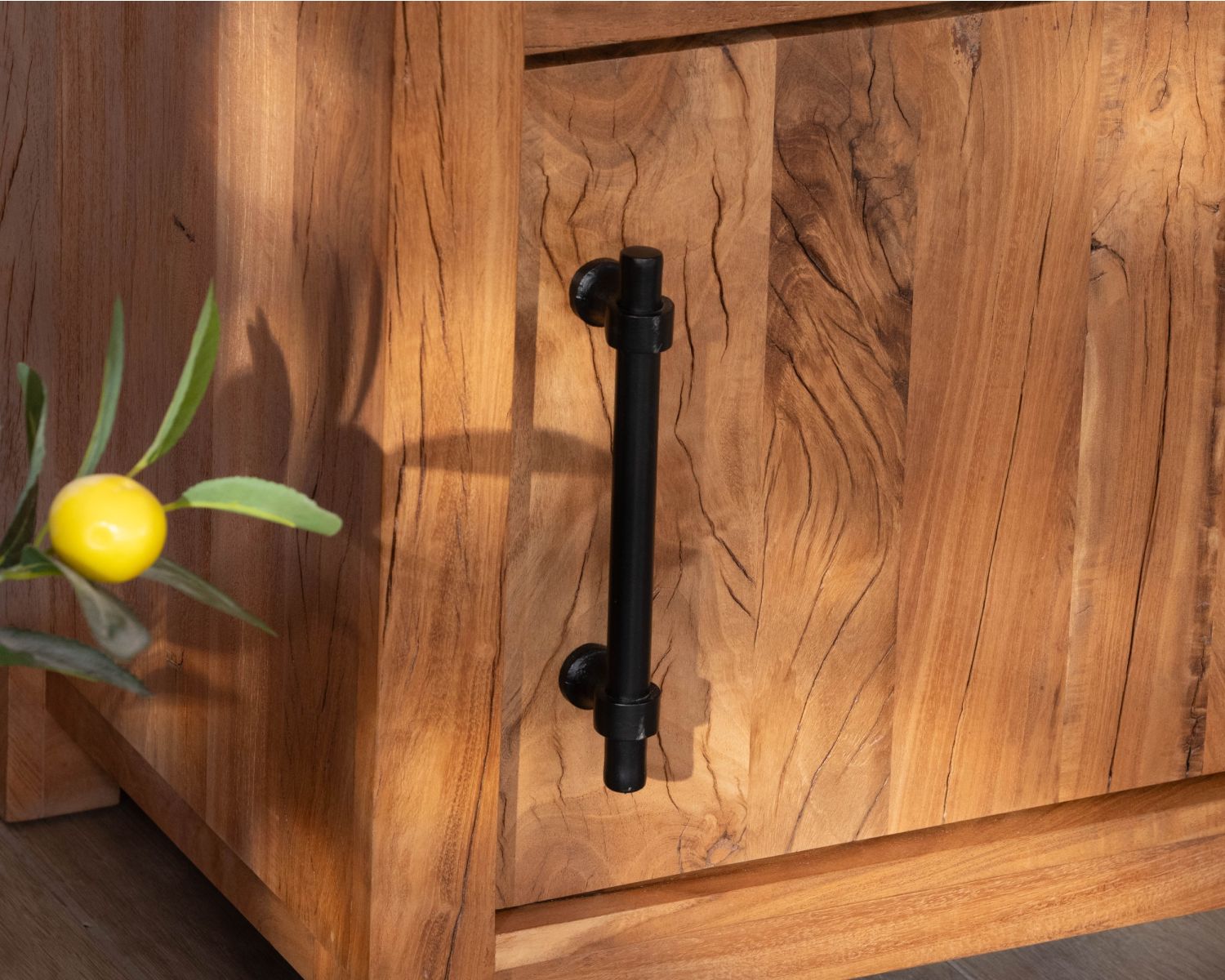 Comodino in legno riciclato in stile casa di campagna "Mokal"